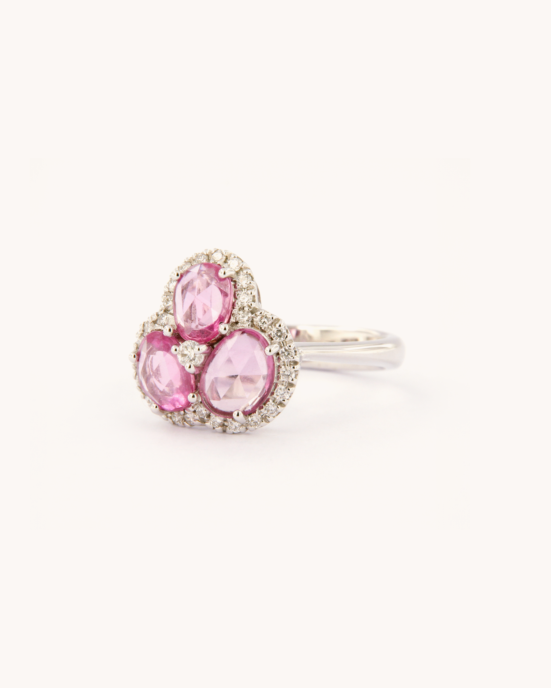 Anello in oro bianco 18K con tre zaffiri rosa taglio ovale e diamanti bianchi firmato Merù Gioielli