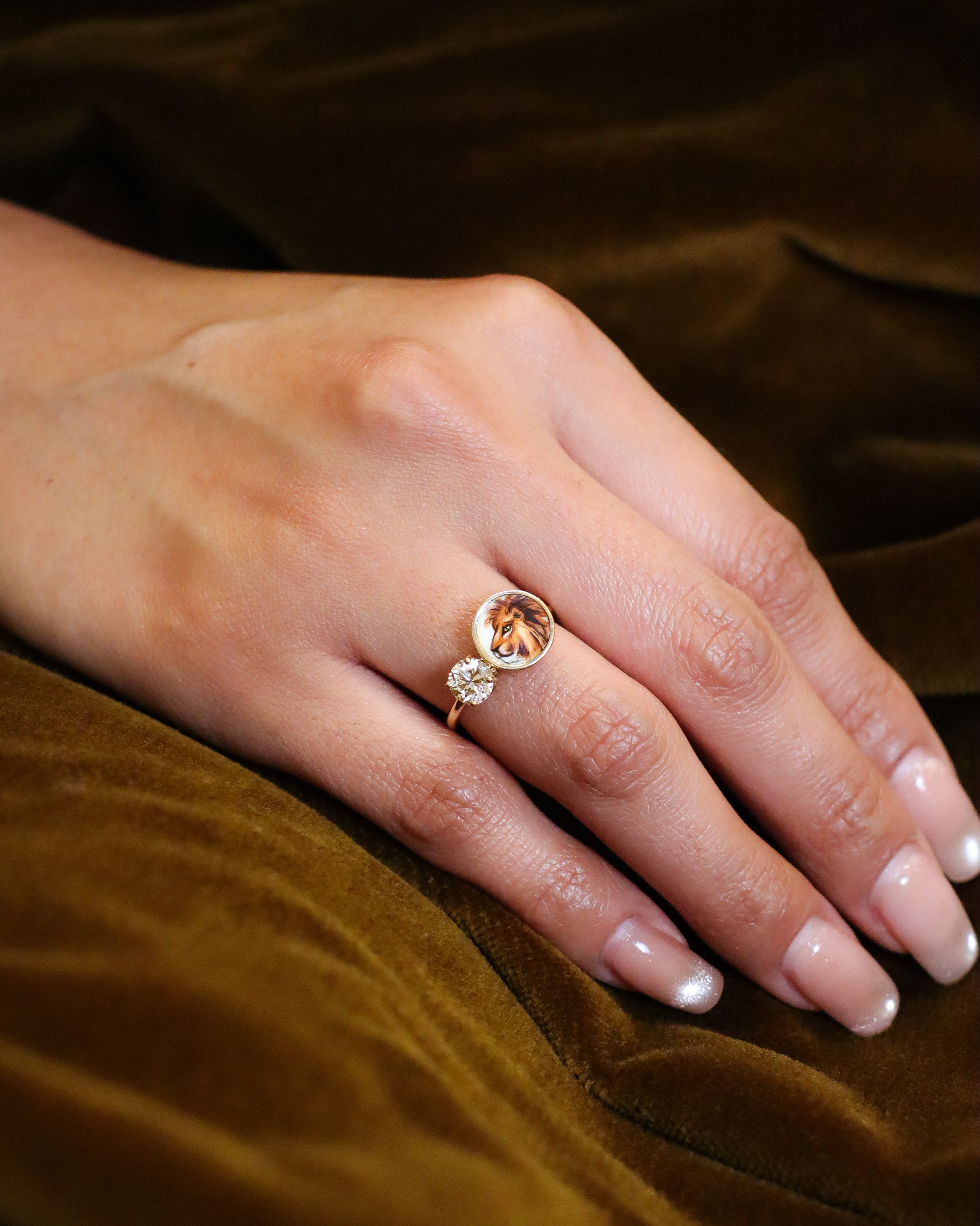 Anello Ossimoro Ardore Quieto in oro giallo 18 carati con leone dipinto a mano in smalto a fuoco e diamante old cut