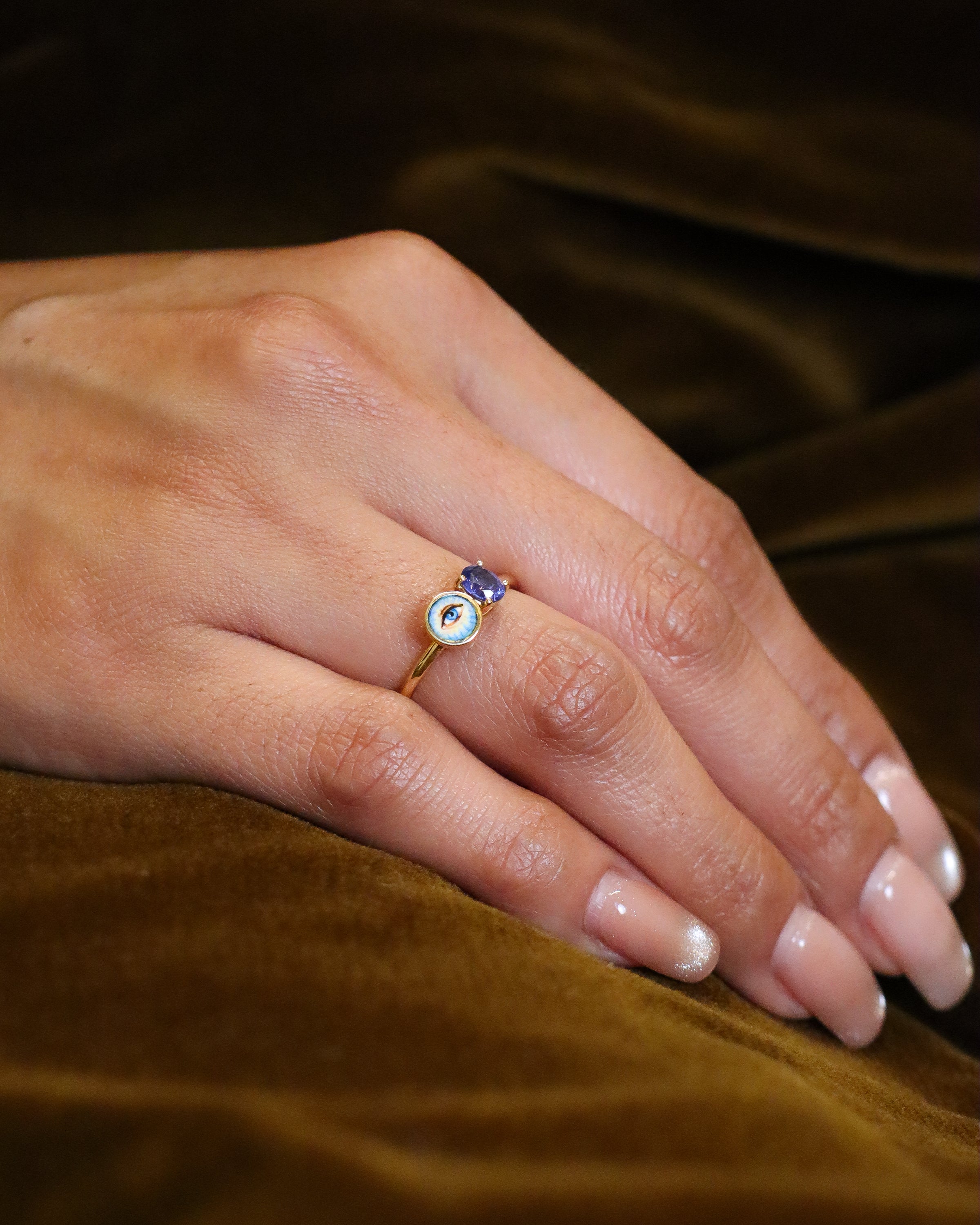 Anello Ossimoro Chiarezza Segreta in oro giallo 18 carati con occhio della fortuna in smalto a fuoco e zaffiro