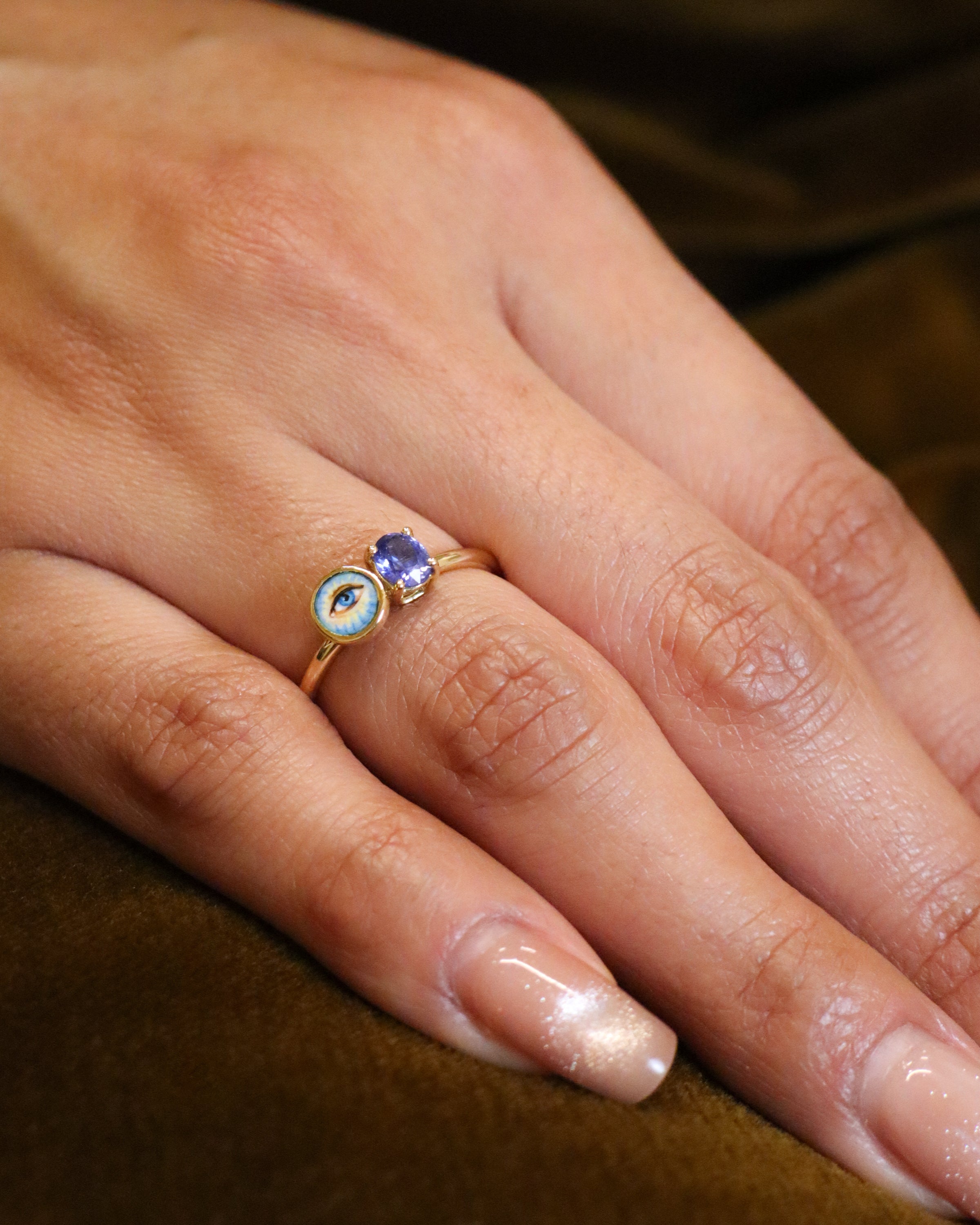 Anello Ossimoro Chiarezza Segreta in oro giallo 18 carati con occhio della fortuna in smalto a fuoco e zaffiro