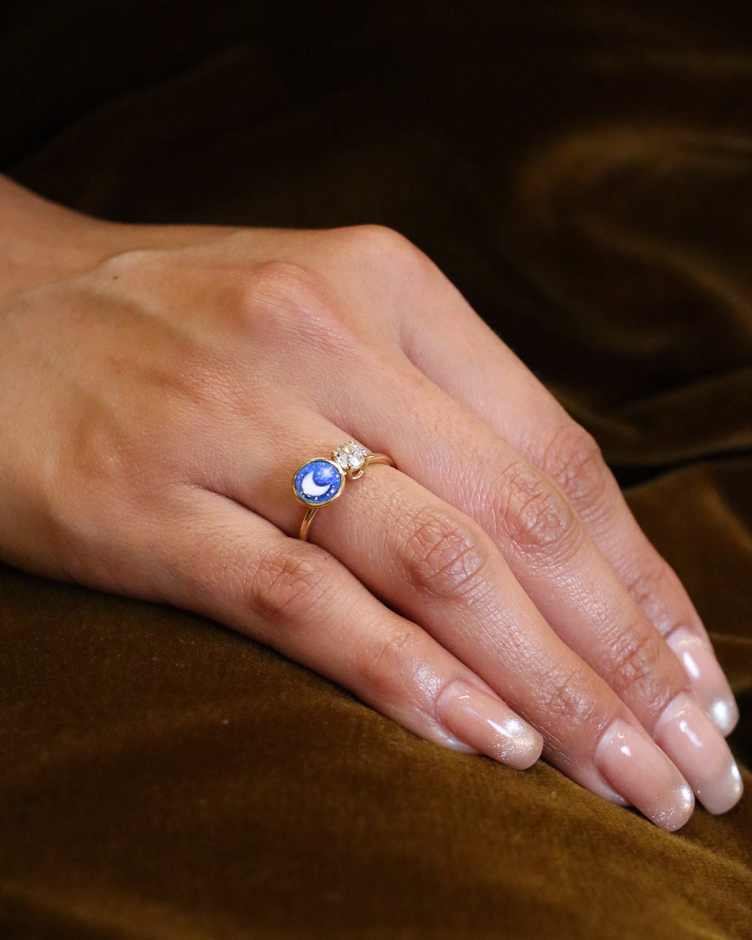 Anello Ossimoro Notte Luminosa in oro giallo 18 carati con luna in smalto a fuoco e diamante old cut