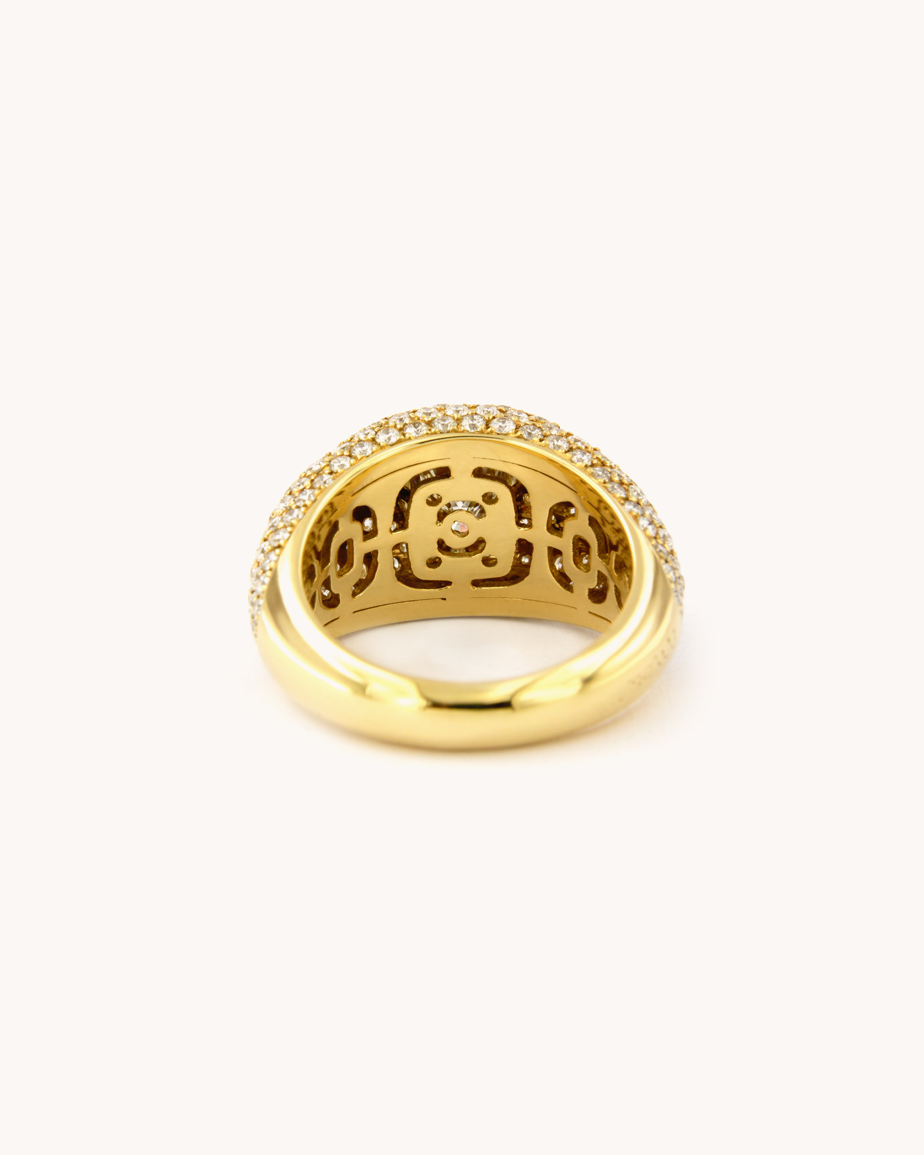 Anello pavé in oro giallo 18 carati con diamanti e diamante centrale taglio cuscino