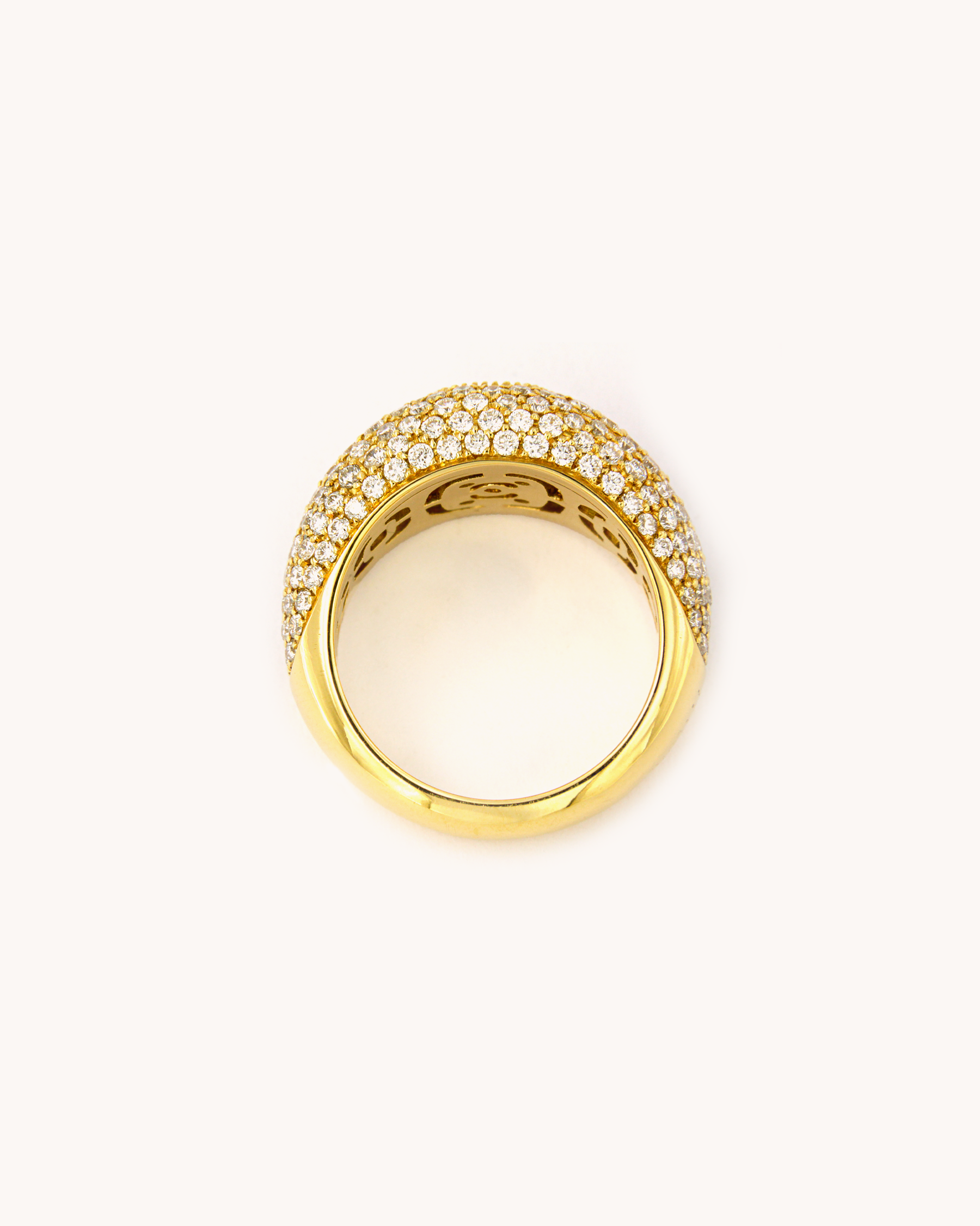Anello pavé in oro giallo 18 carati con diamanti e diamante centrale taglio cuscino