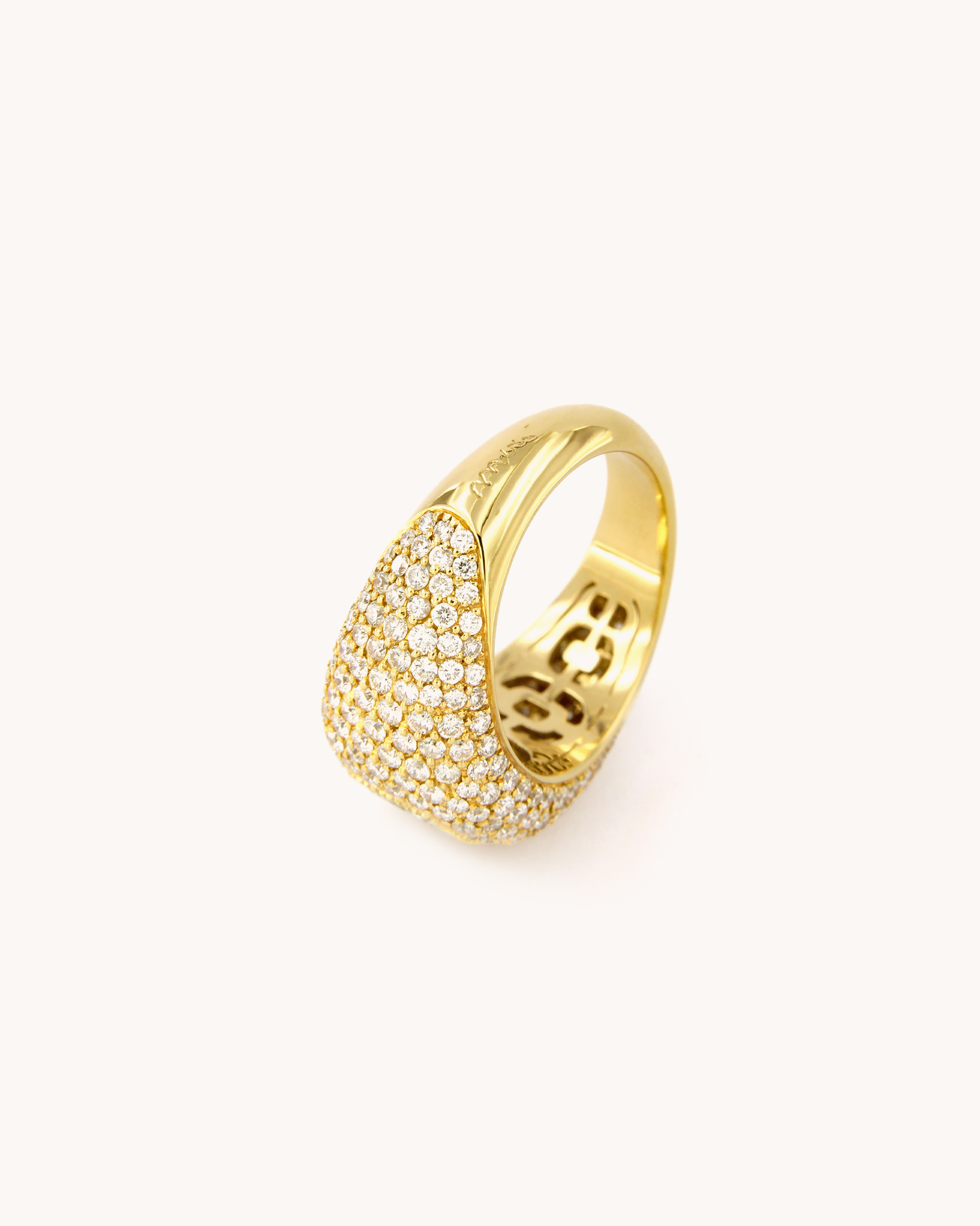 Anello pavé in oro giallo 18 carati con diamanti e diamante centrale taglio cuscino