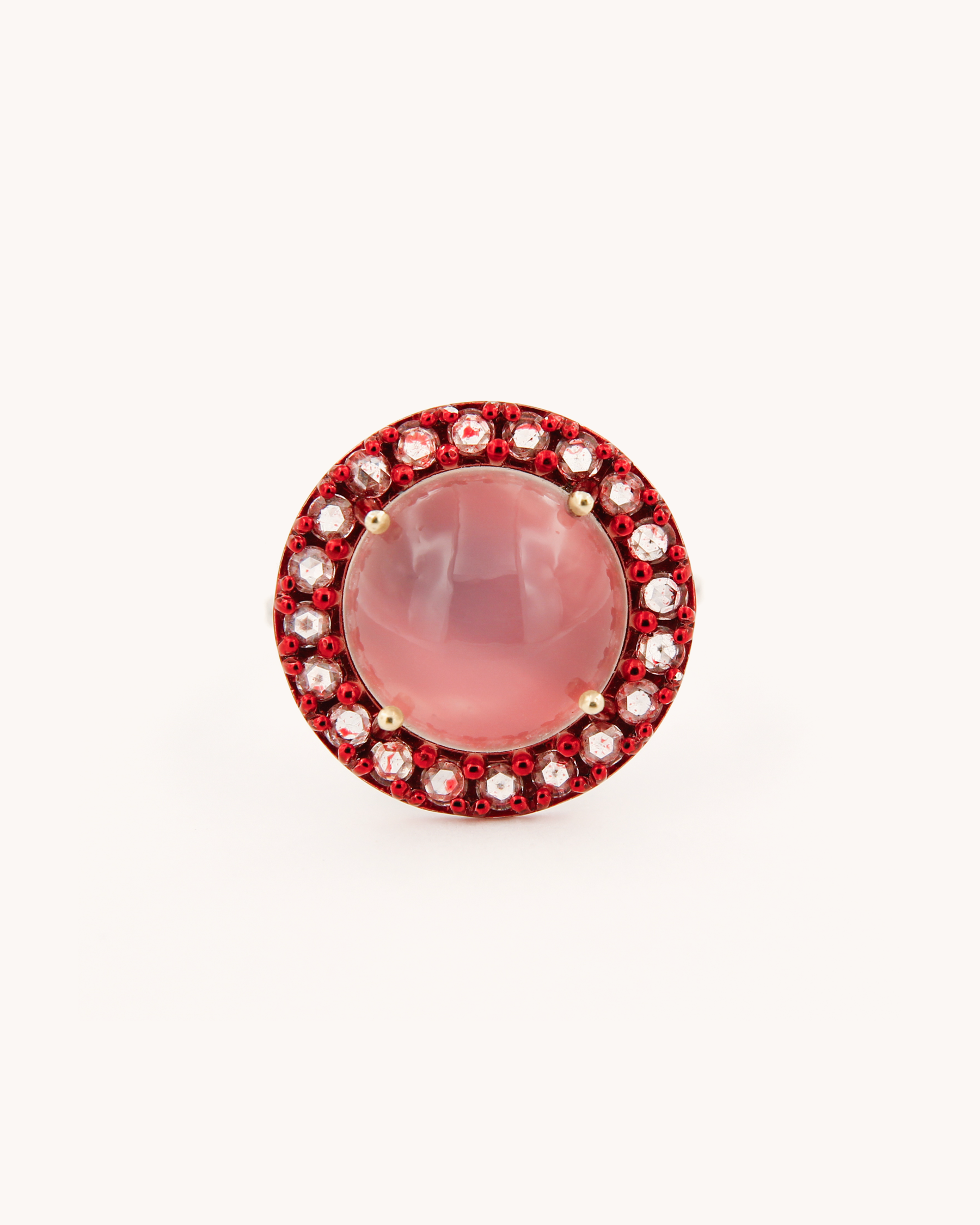 Anello in oro bianco 18 carati con pietra di luna cabochon centrale e diamanti, firmato Merù Gioielli