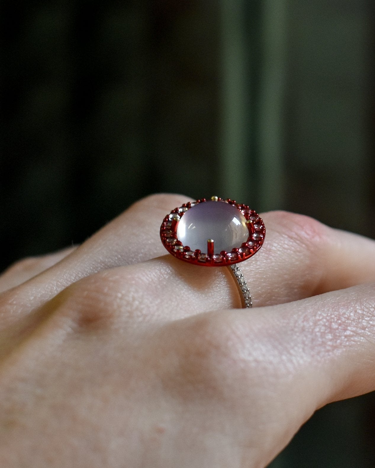 Anello in oro bianco 18 carati con pietra di luna cabochon centrale e diamanti, firmato Merù Gioielli