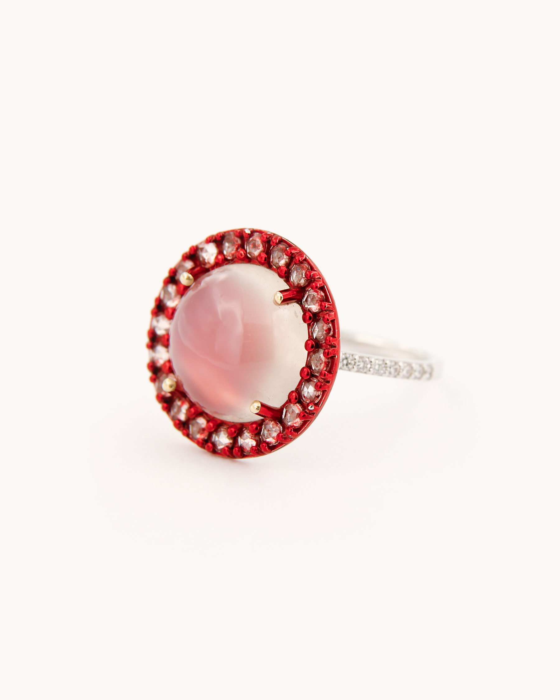 Anello in oro bianco 18 carati con pietra di luna cabochon centrale e diamanti, firmato Merù Gioielli