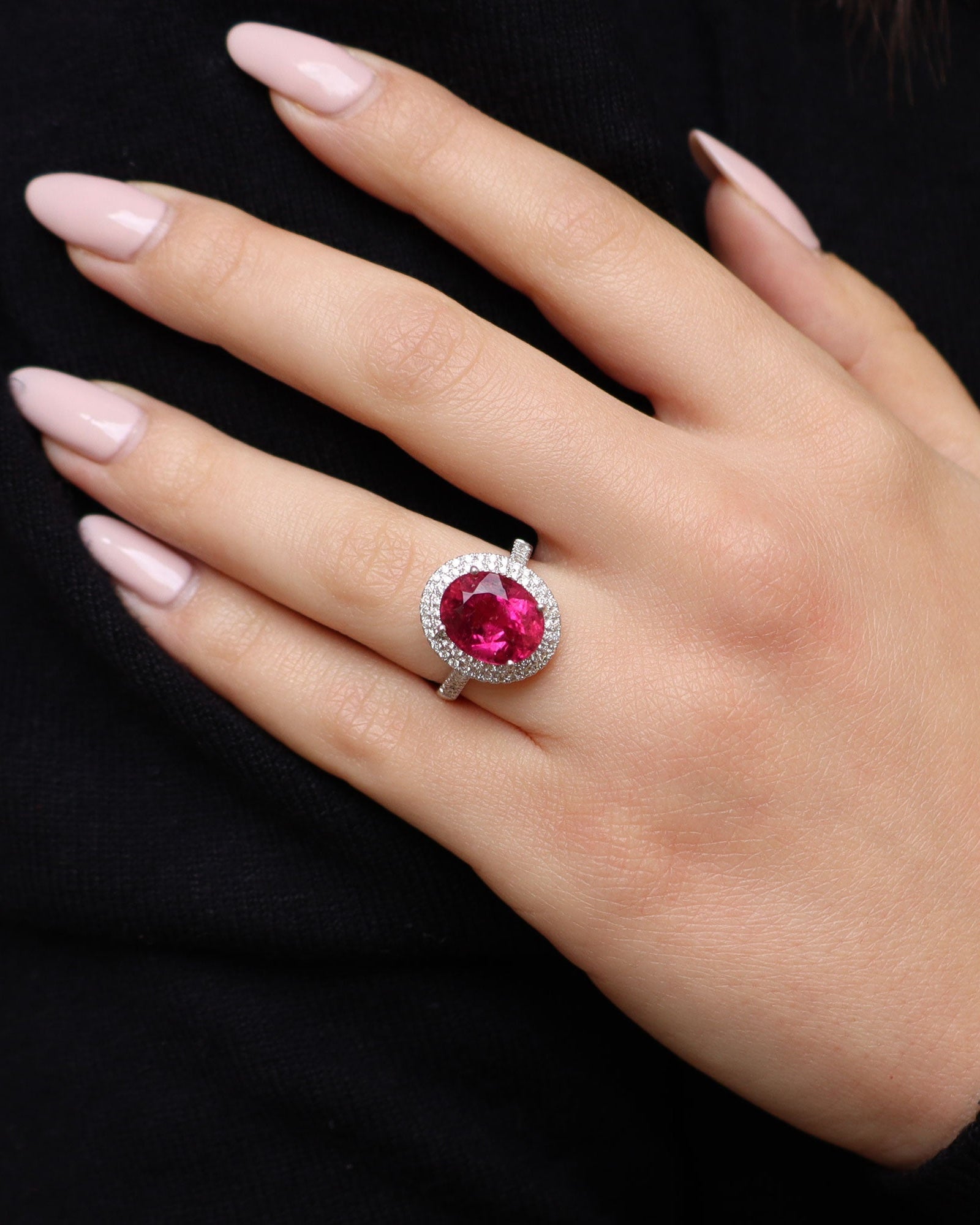 Anello Merù Gioielli in oro bianco 18K con rubellite ovale circondata da doppia corona di diamanti