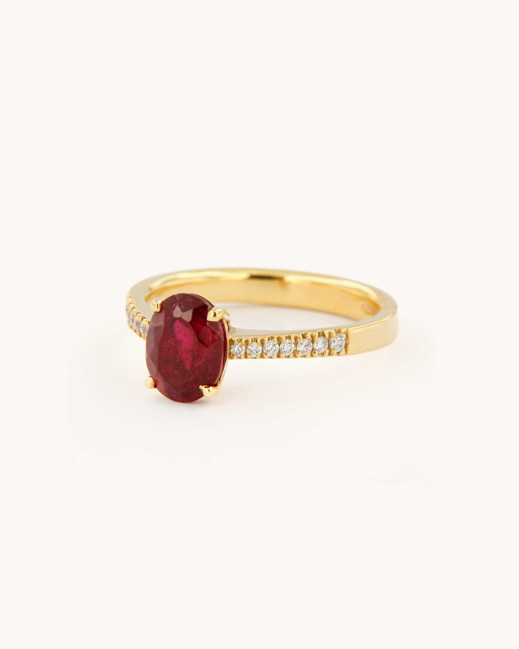 Anello in oro giallo 18k con rubellite ovale e pavé di diamanti