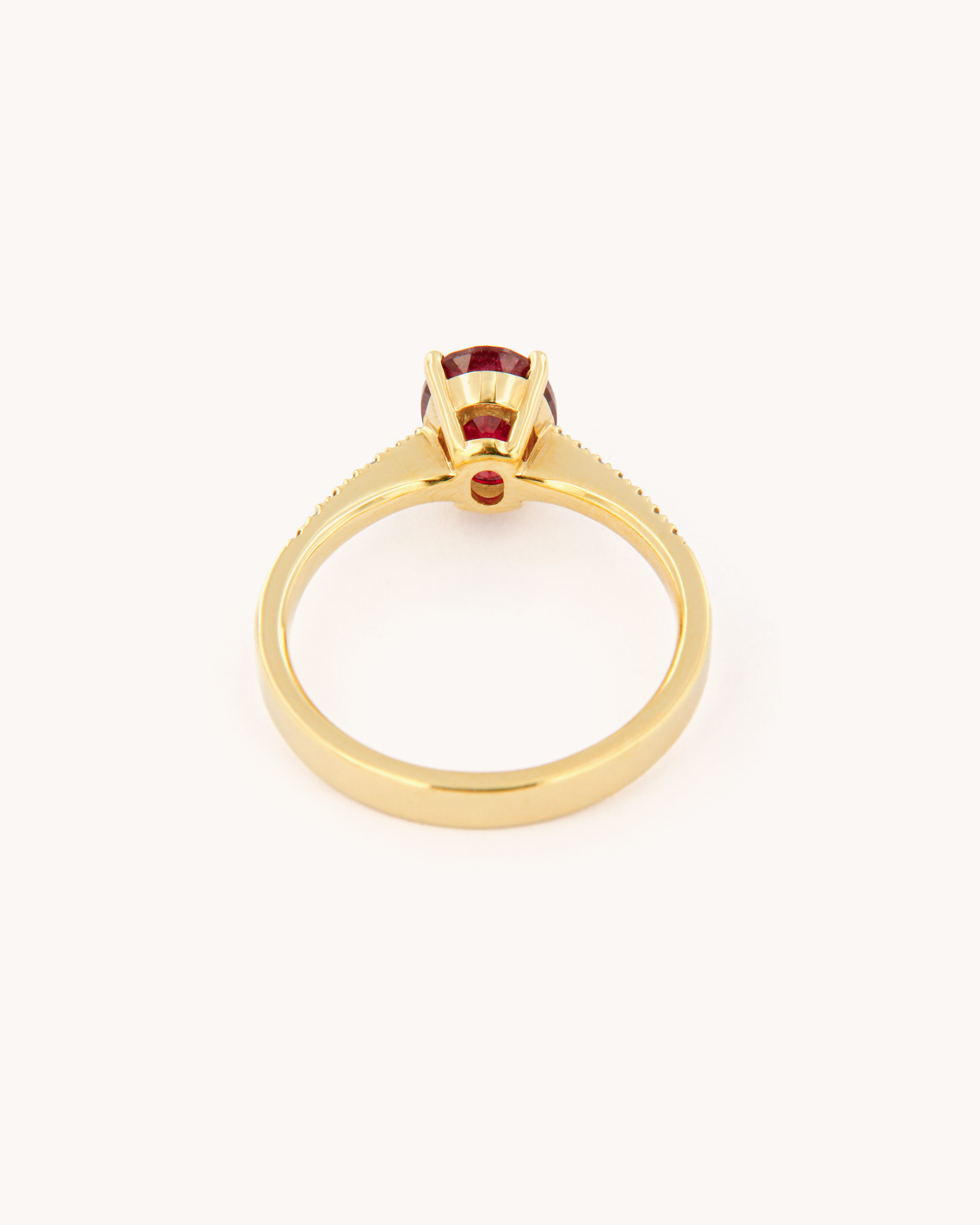 Anello in oro 18k con rubellite centrale taglio ovale e pavé di diamanti