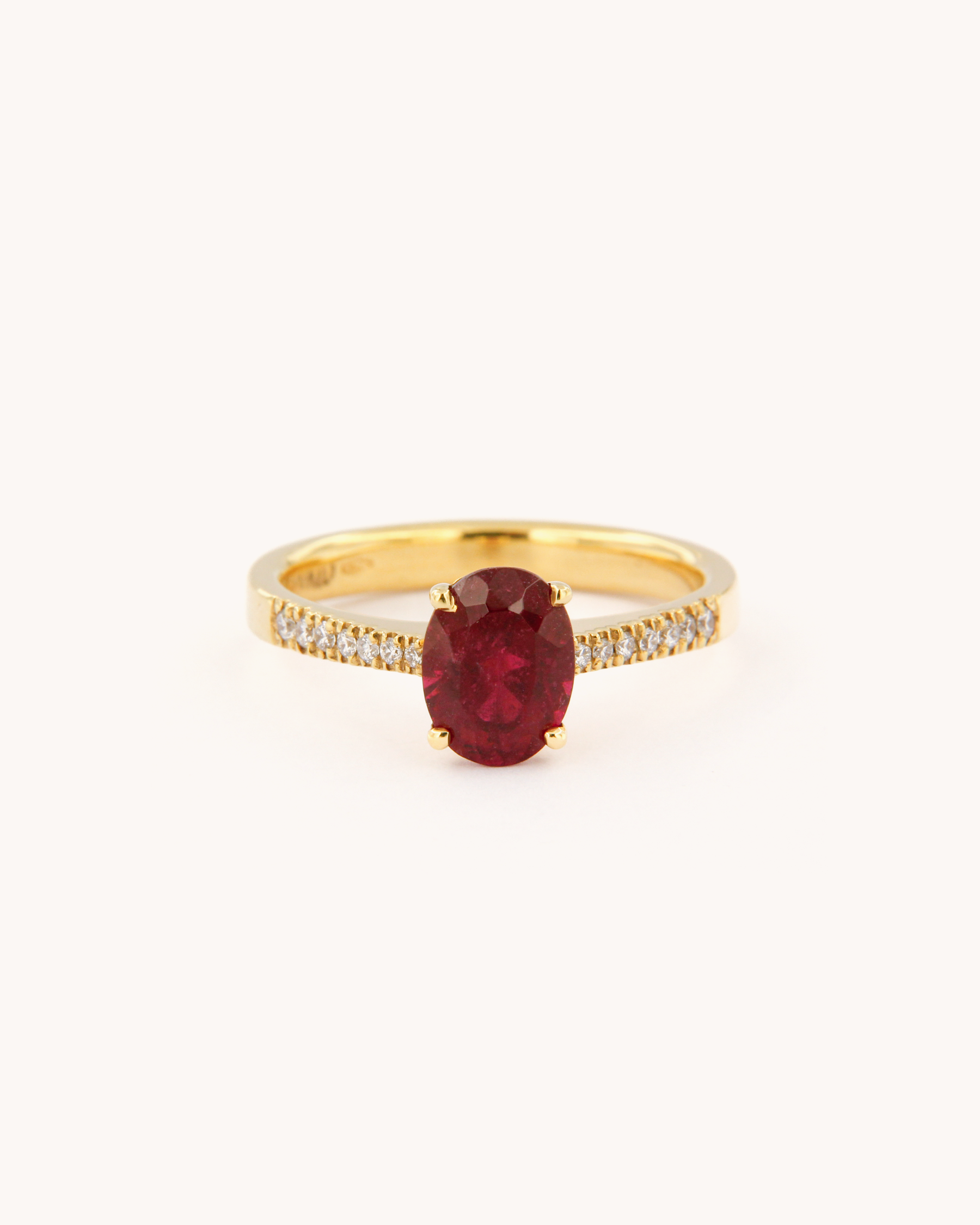 Anello in oro giallo 18k con rubellite ovale e pavé di diamanti