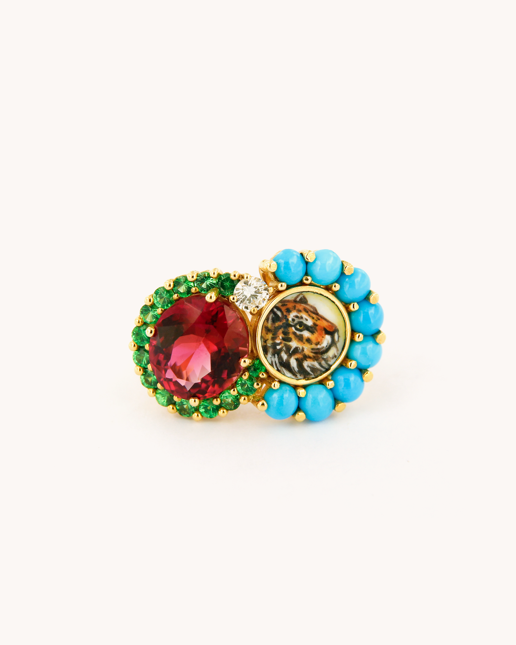 Anello in oro 18 carati con rubellite centrale, tsavorite, diamante e tigre dipinta a mano in smalto a fuoco, firmato Merù.