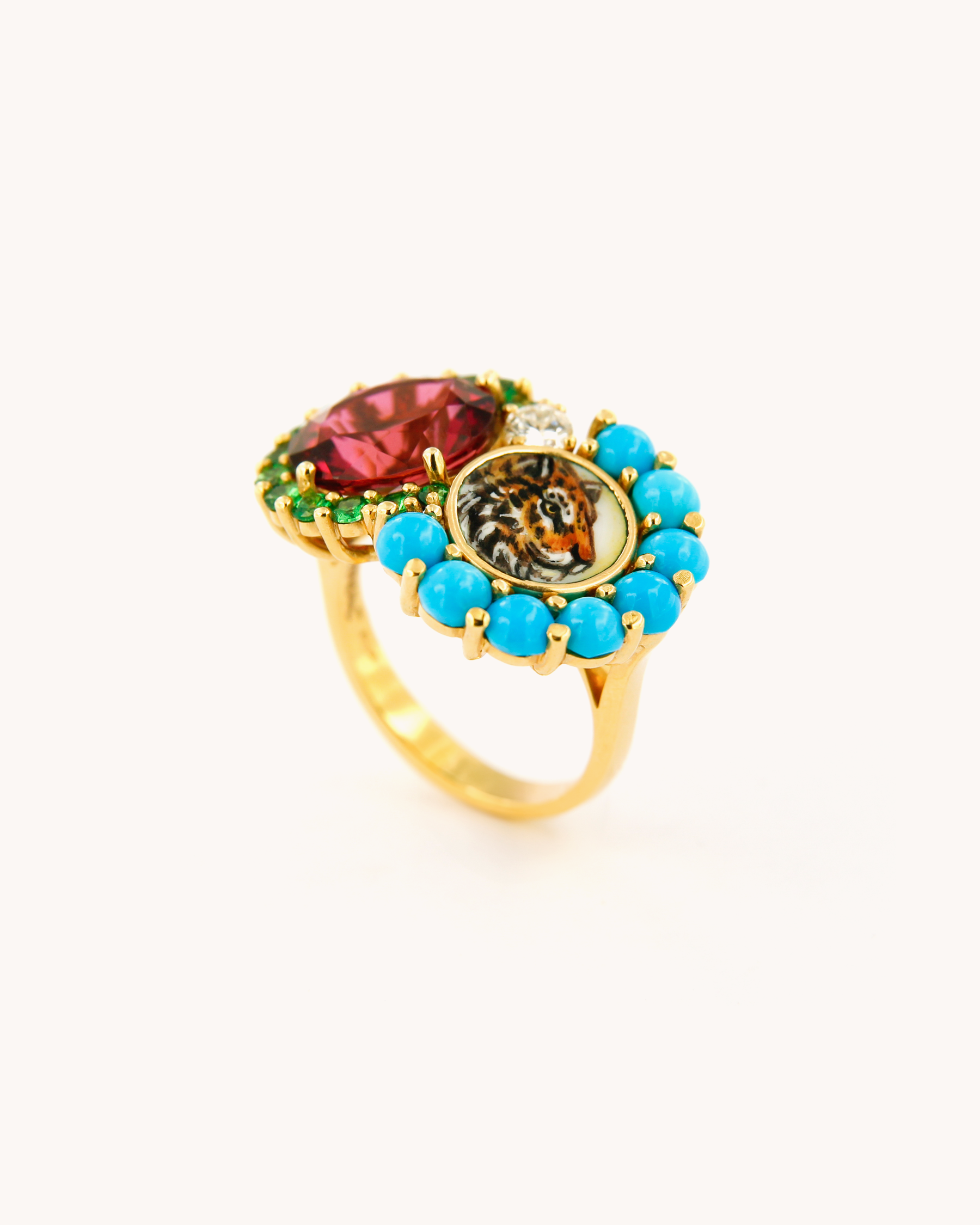 Anello in oro 18 carati con rubellite centrale, tsavorite, diamante e tigre dipinta a mano in smalto a fuoco, firmato Merù.