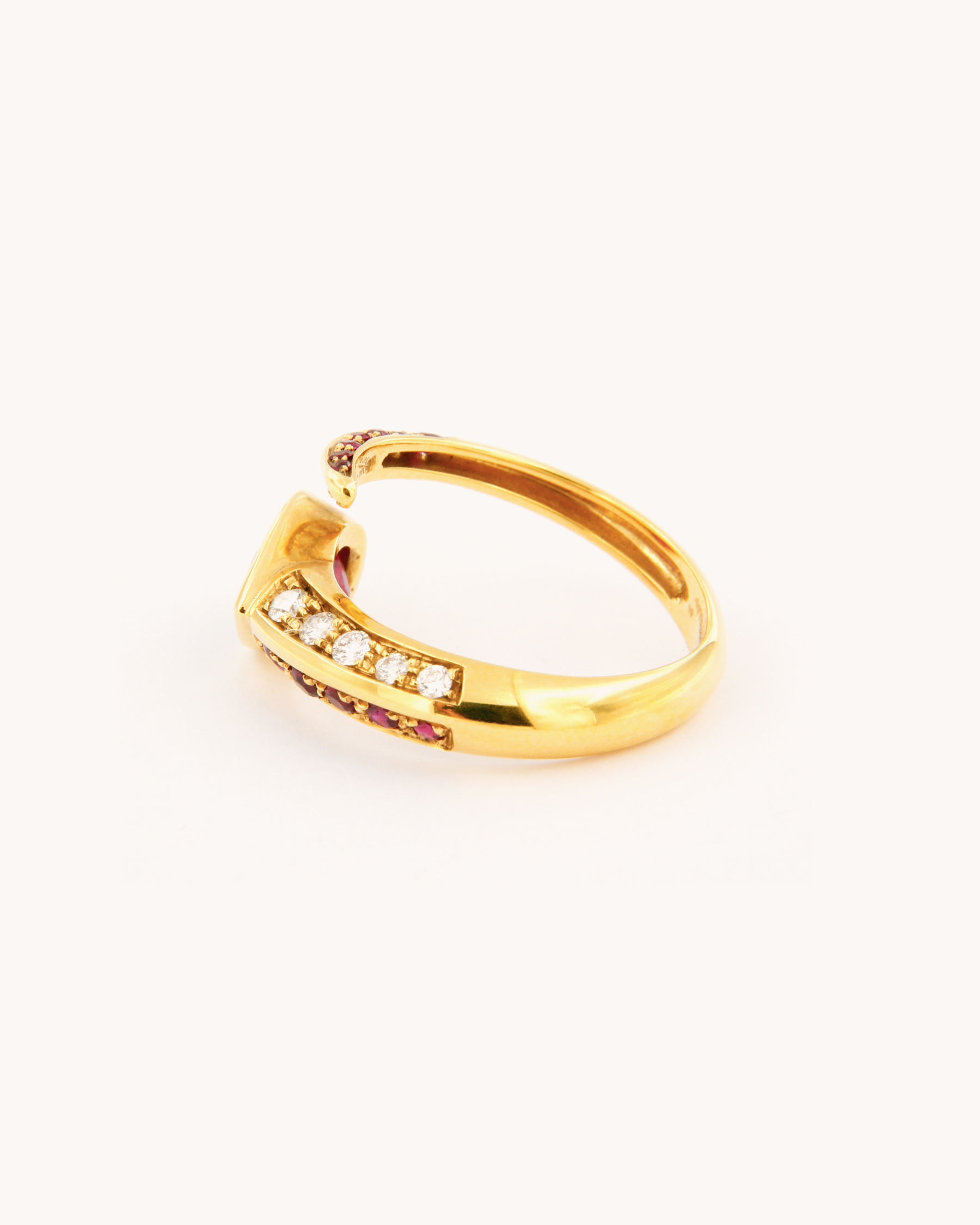 Anello serpente in oro bianco con rubellite centrale e diamanti, creazione artigianale Merù Gioielli.