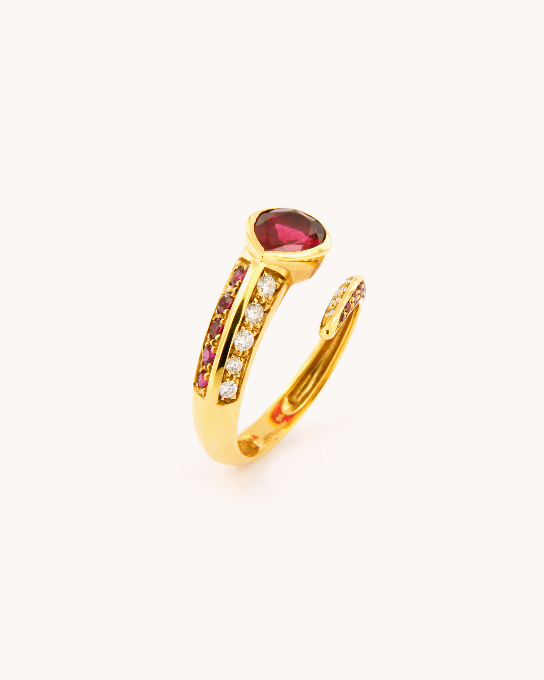 Anello serpente in oro bianco con rubellite centrale e diamanti, creazione artigianale Merù Gioielli.