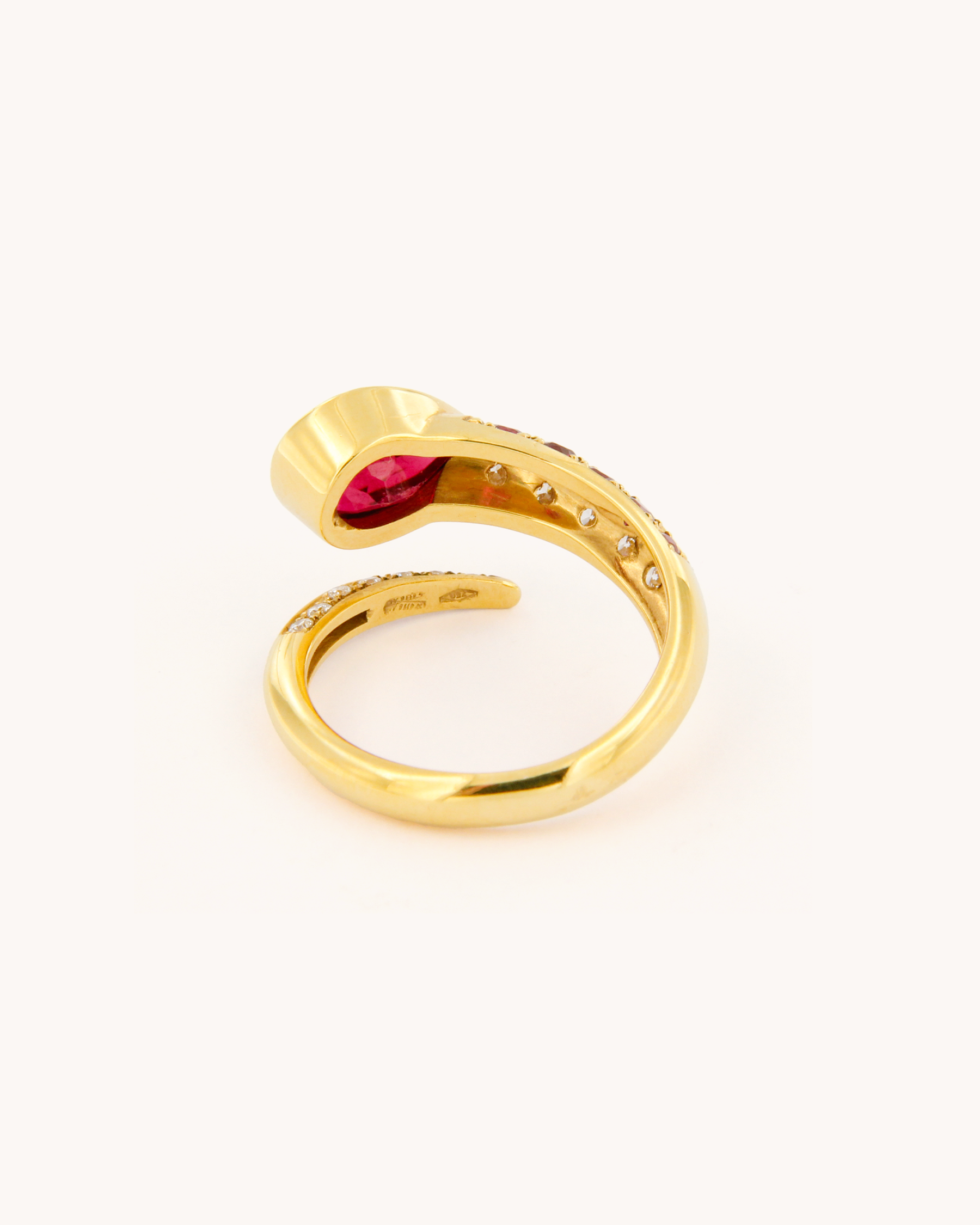 Anello serpente in oro bianco con rubellite centrale e diamanti, creazione artigianale Merù Gioielli.