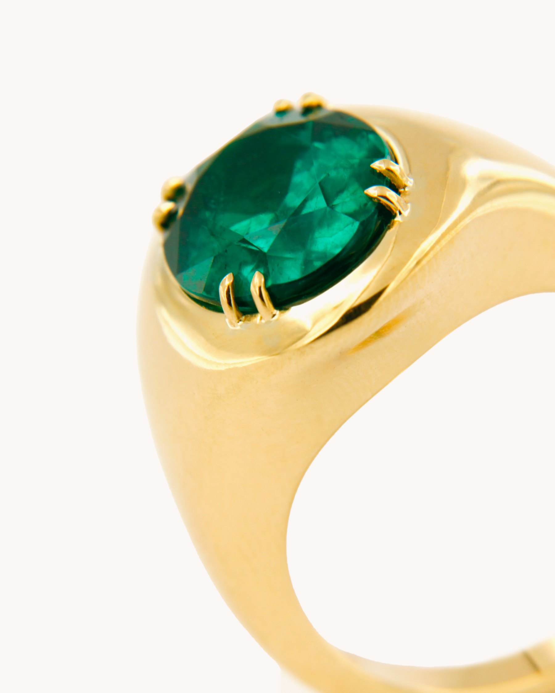 Anello con smeraldo naturale dello Zambia 4,81ct taglio ovale in oro giallo 18 carati firmato Merù Gioielli