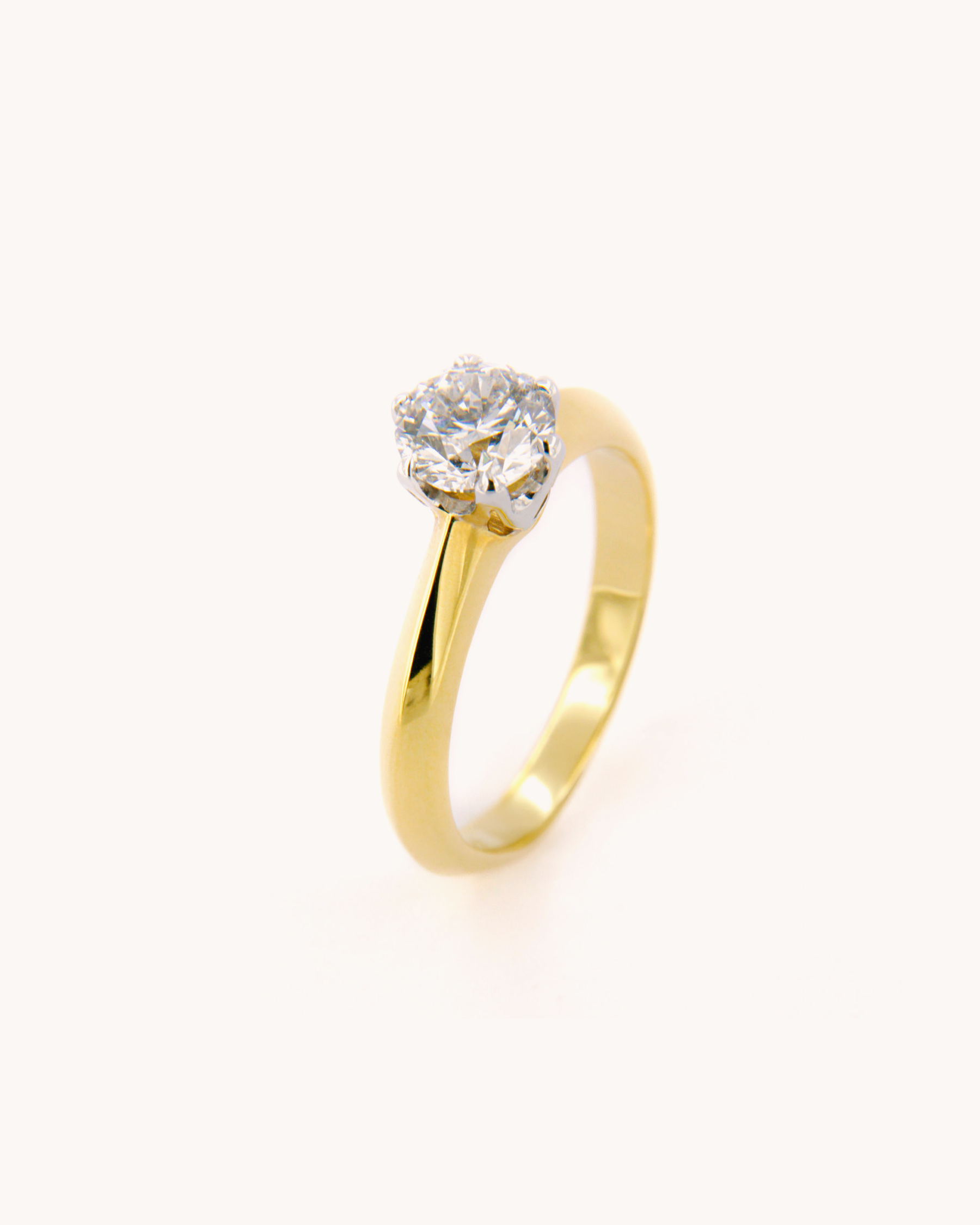 Anello solitario con diamante 0,70ct certificato GIA in oro giallo 18 carati con castone in oro bianco