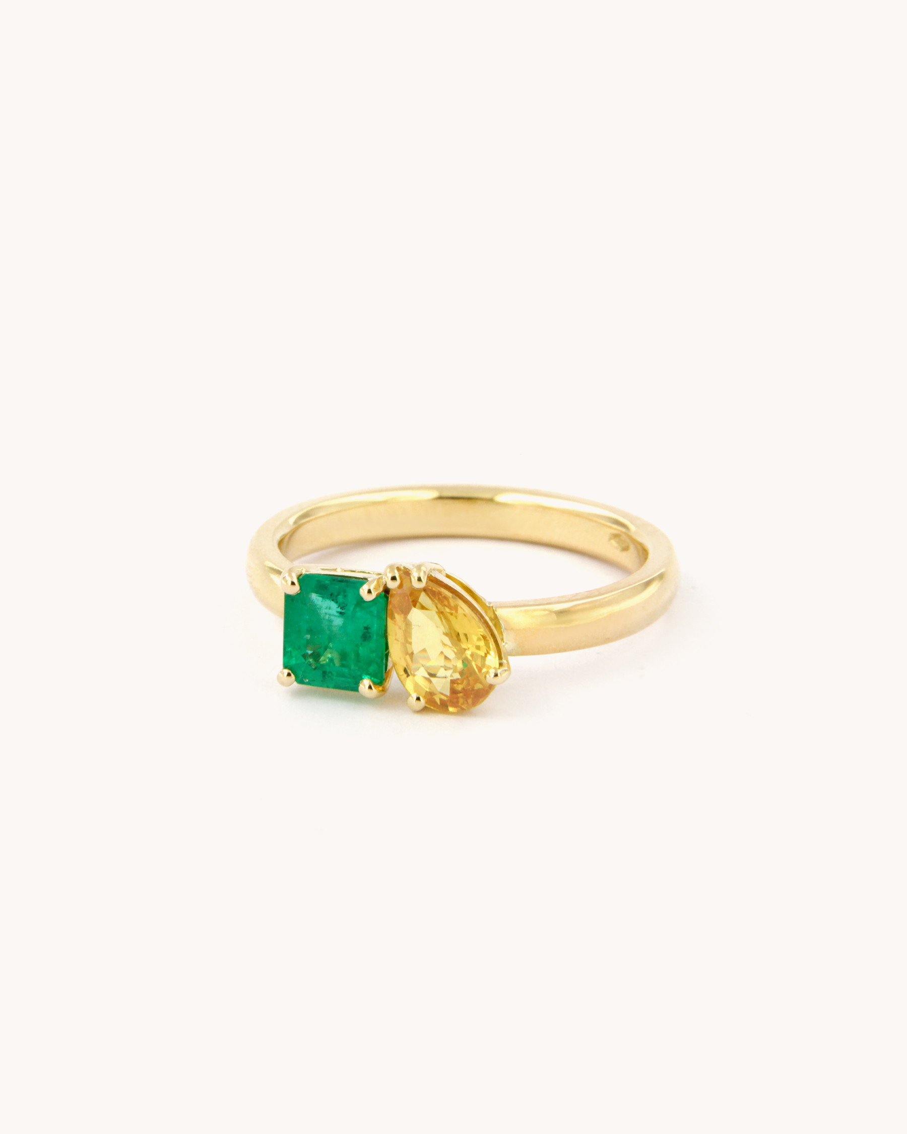 Anello Toi et Moi in oro giallo 18K con smeraldo e zaffiro giallo
