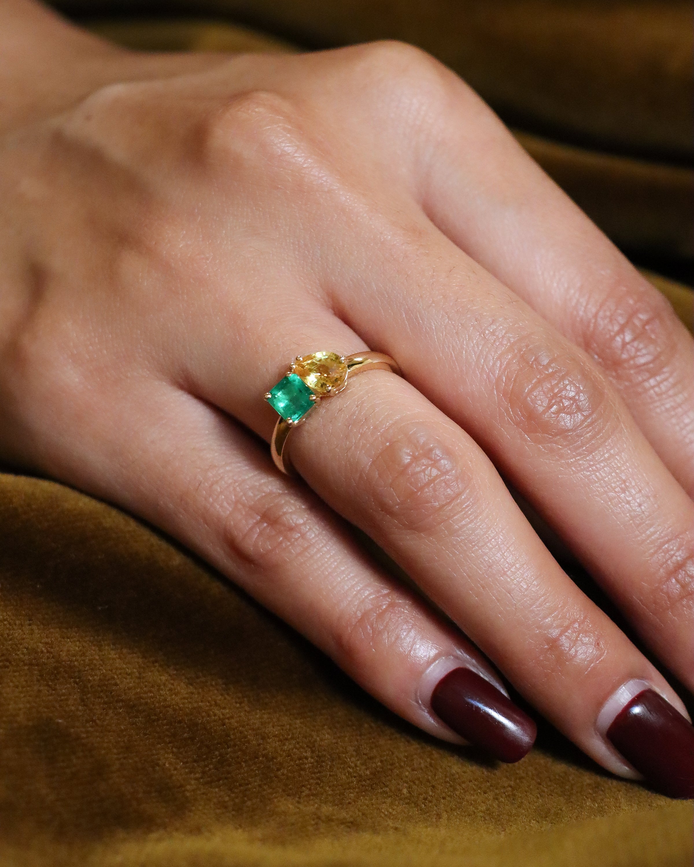 Anello Toi et Moi in oro giallo 18K con smeraldo e zaffiro giallo