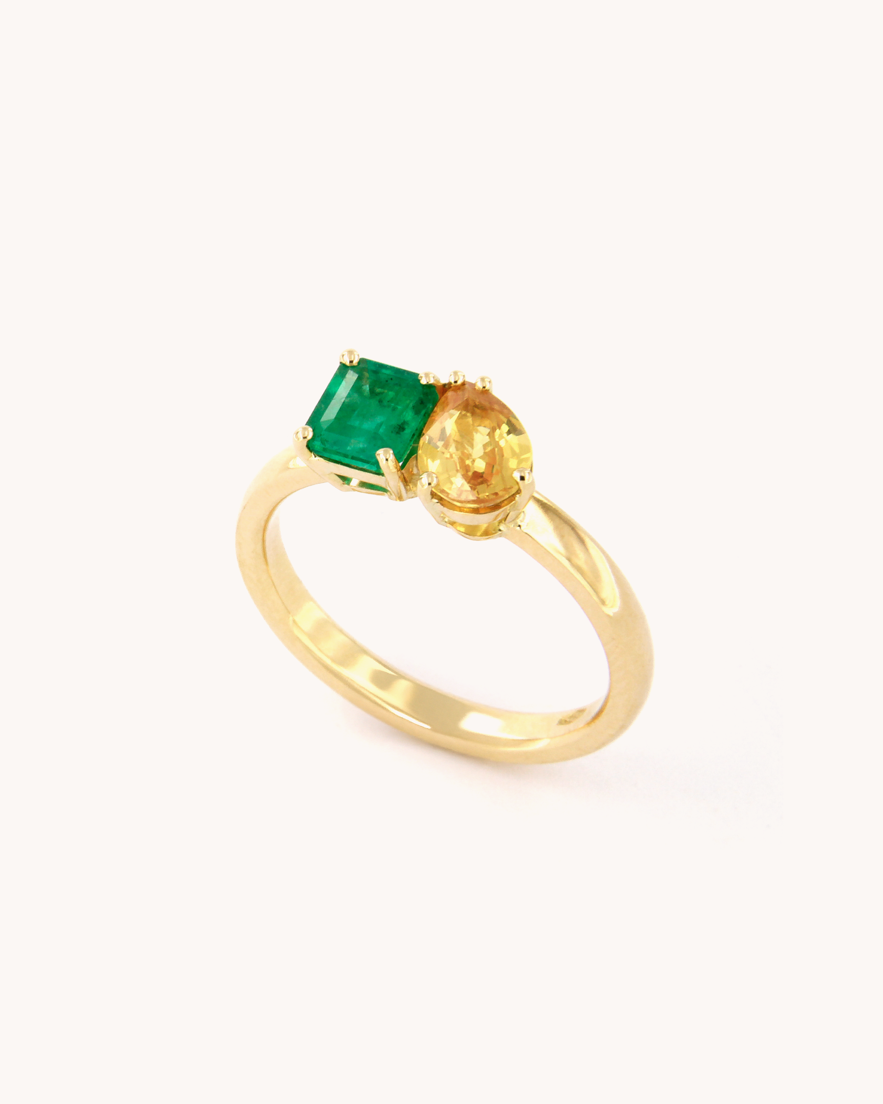 Anello Toi et Moi in oro giallo 18K con smeraldo e zaffiro giallo