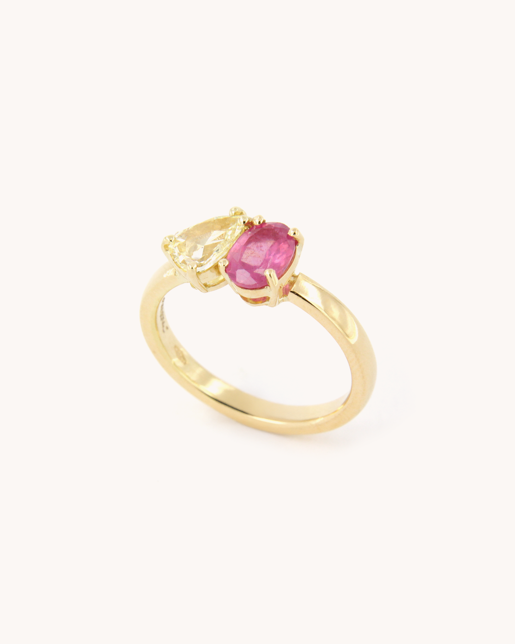 Anello Toi et Moi in oro giallo 18k con tormalina rosa bright pink e diamante fancy rose cut a goccia