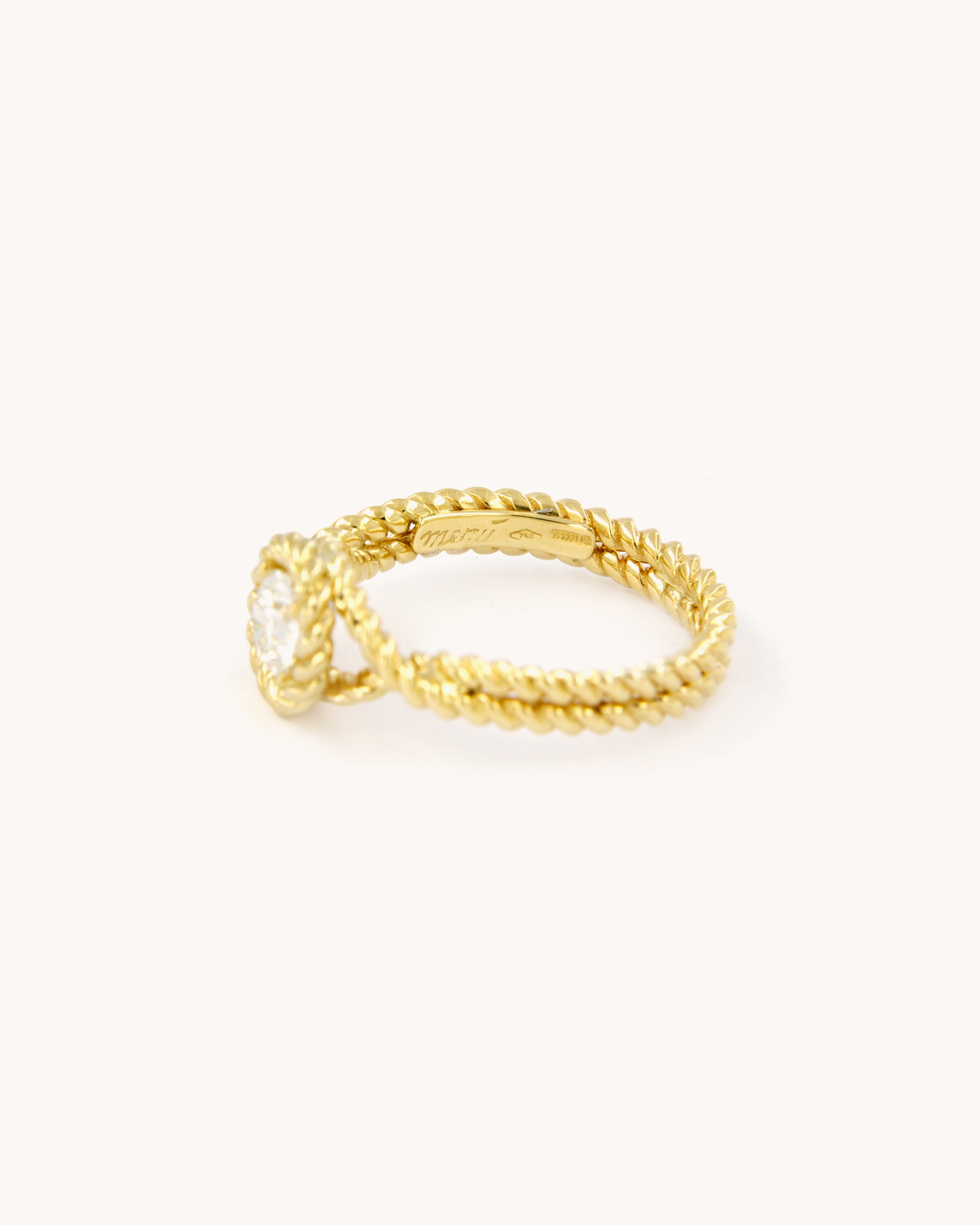 Anello Torchon in oro giallo 18 carati con diamante taglio brillante, incastonato in una montatura con lavorazione a corda intrecciata.