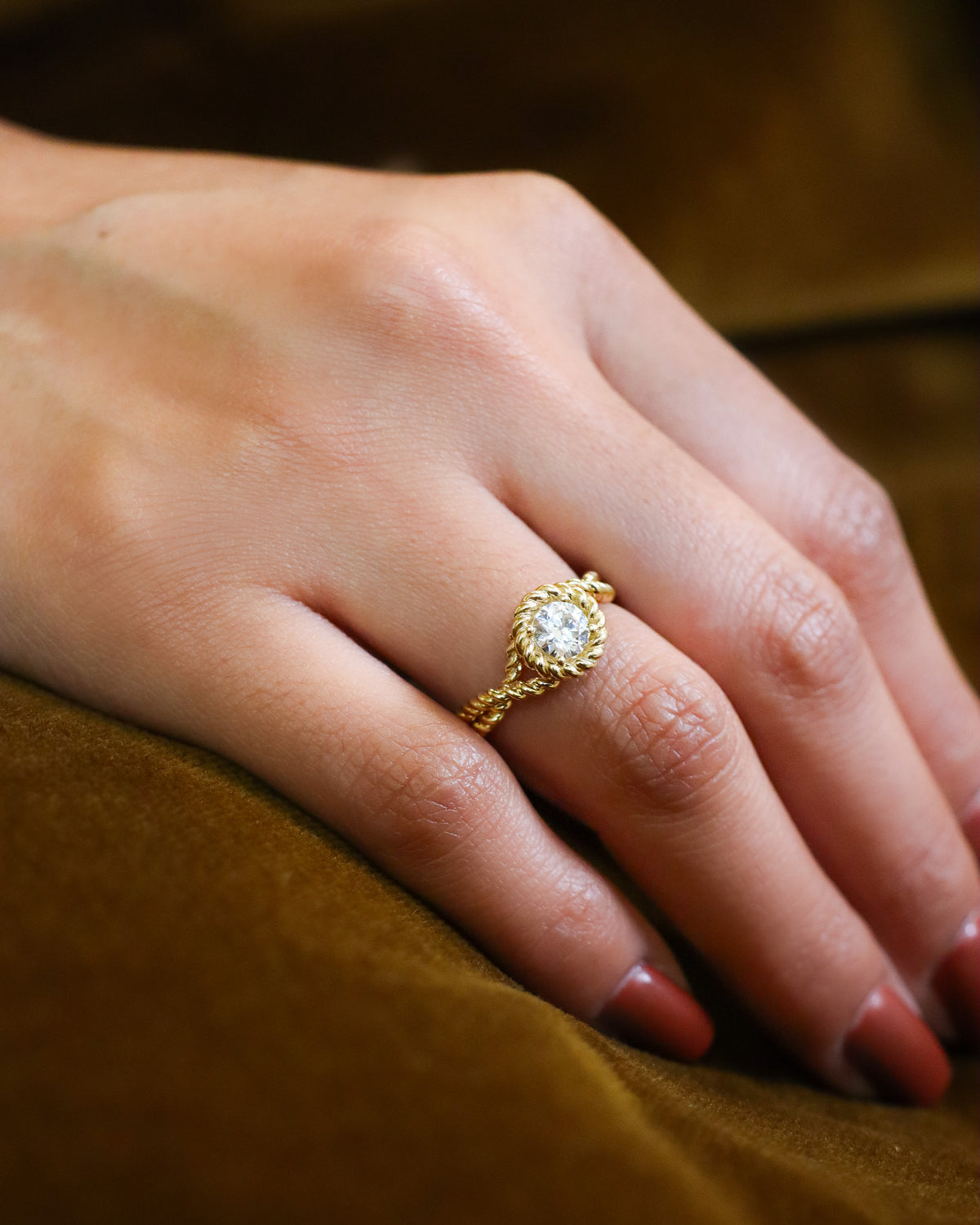 Anello Torchon in oro giallo 18 carati con diamante taglio brillante, incastonato in una montatura con lavorazione a corda intrecciata.