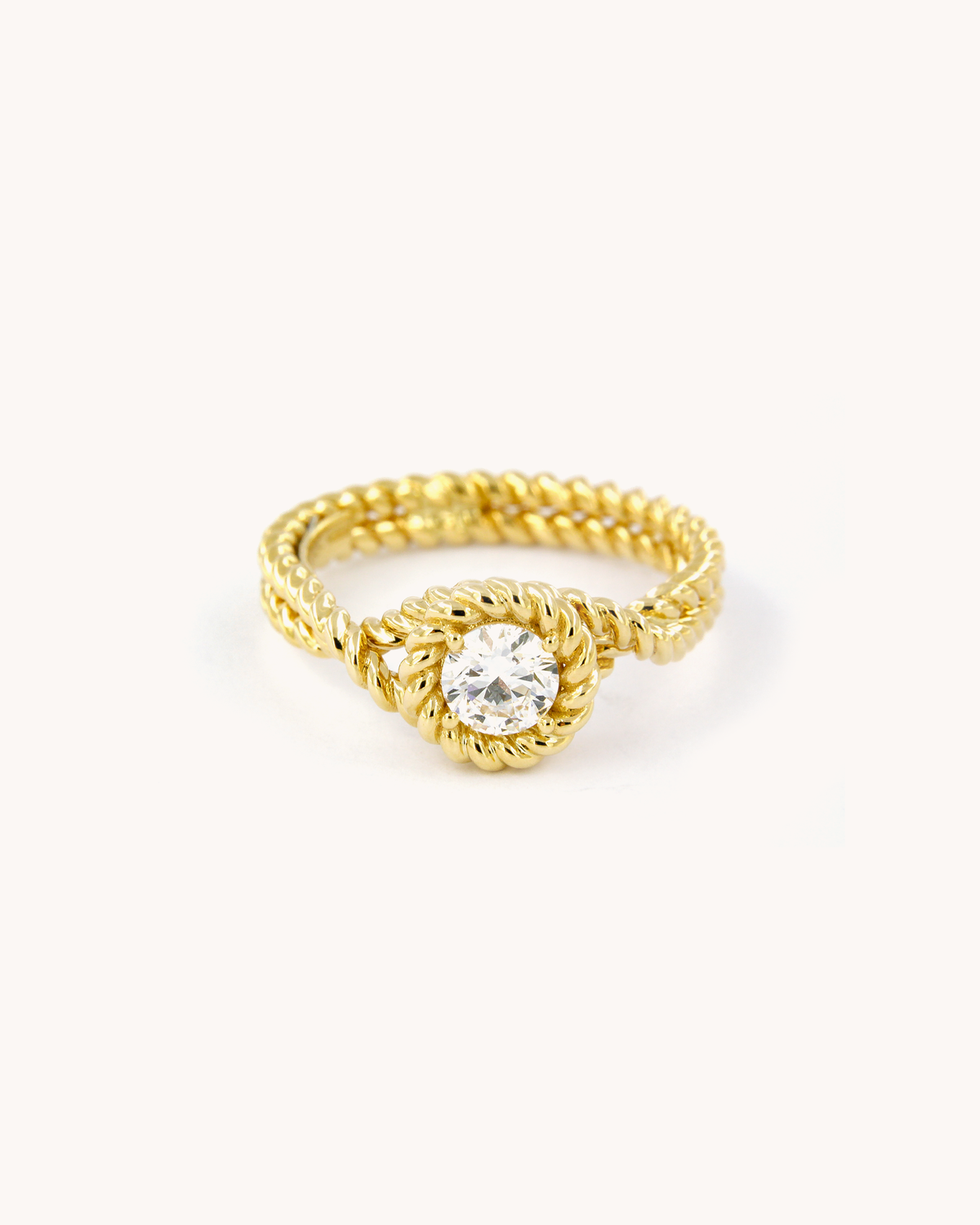 Anello Torchon in oro giallo 18 carati con diamante taglio brillante, incastonato in una montatura con lavorazione a corda intrecciata.