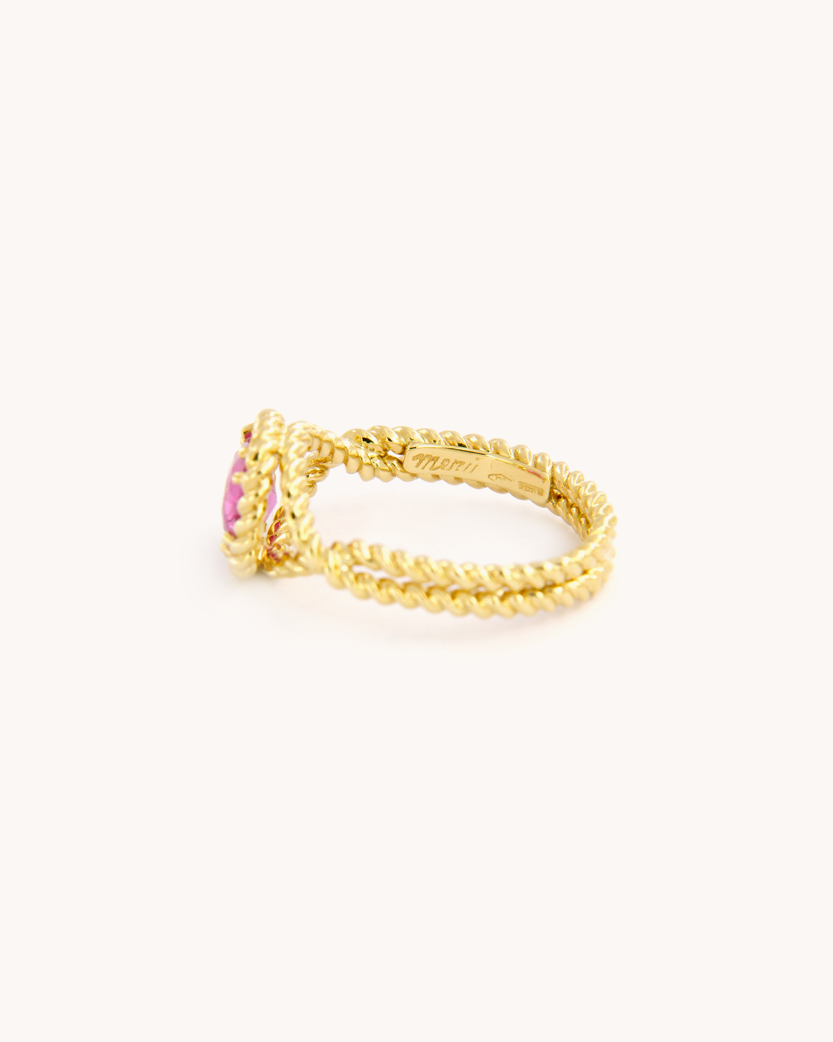 Anello Torchon in oro giallo 18 carati con zaffiro rosa naturale, incastonato in una montatura con lavorazione a corda intrecciata.