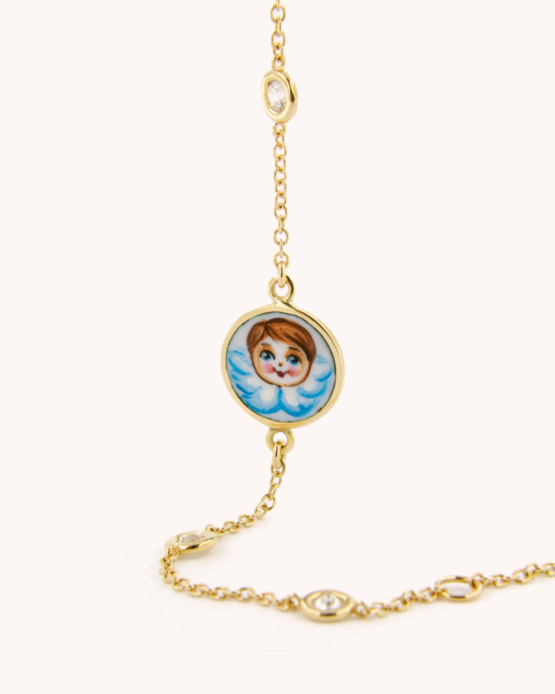 Bracciale in oro giallo 18 carati con angelo in smalto a fuoco dipinto a mano e diamanti