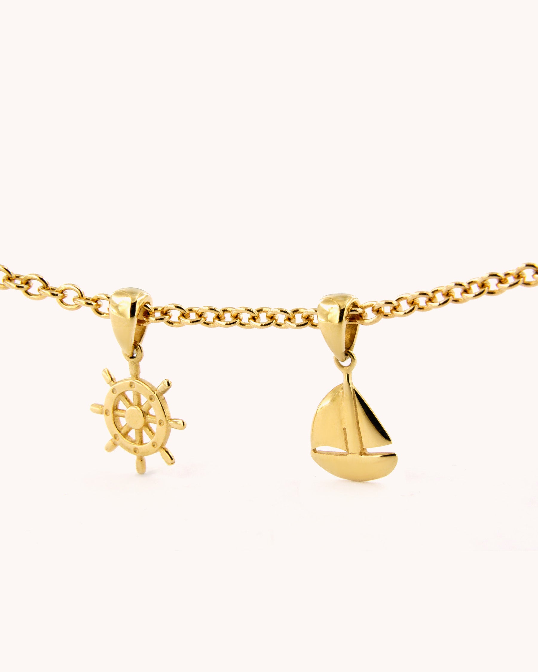 Bracciale Avventura Oceanica in oro giallo 18 carati con charm a forma di barca e timone