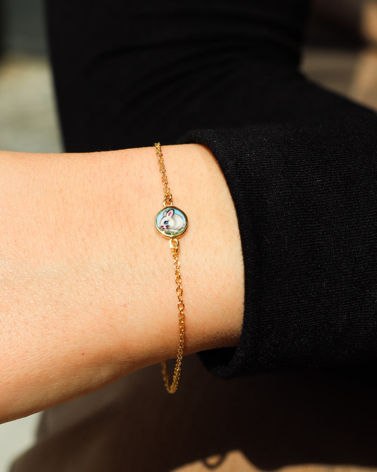 Bracciale in oro giallo 18 carati con coniglietto dipinto a mano in smalto a fuoco.