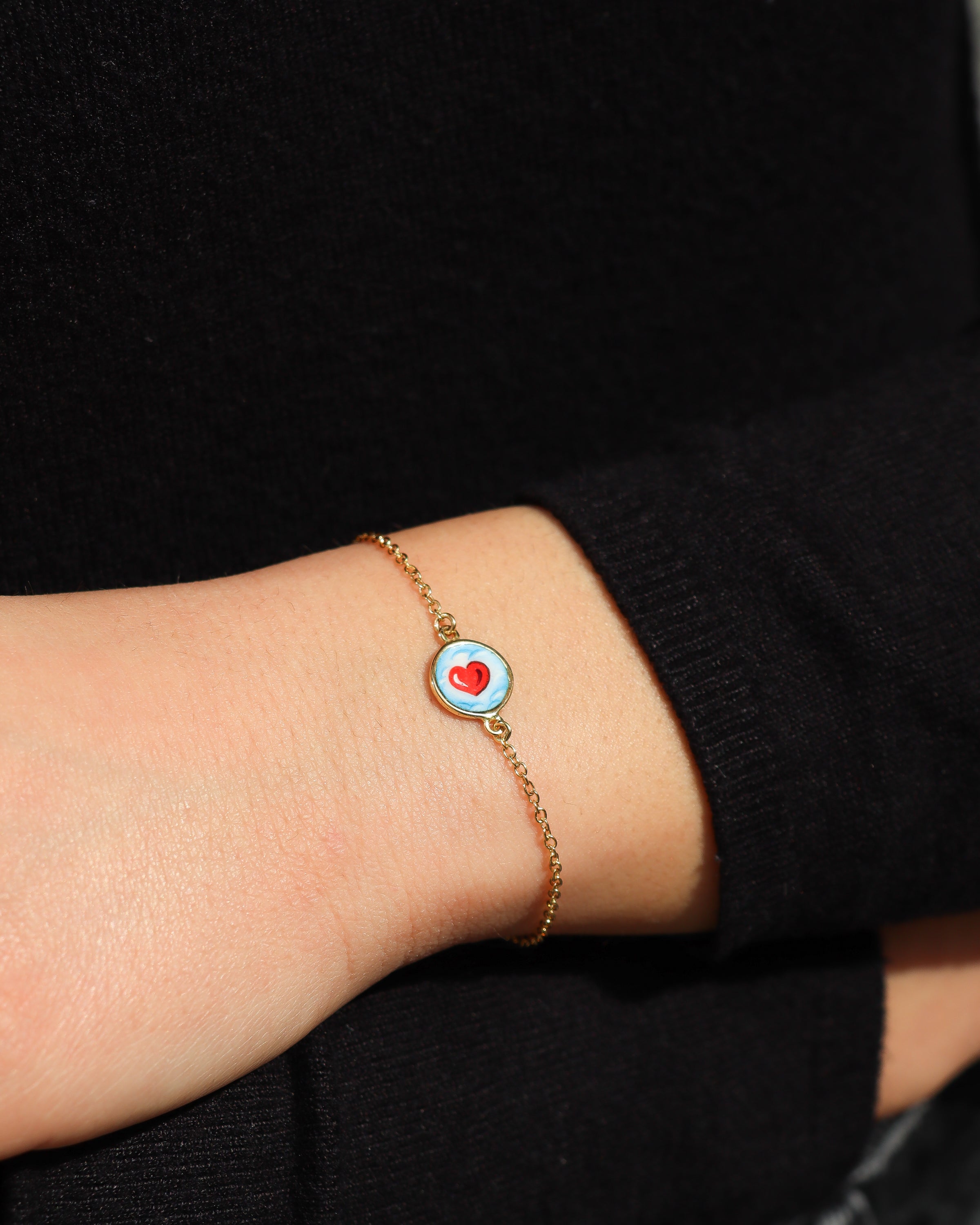 Bracciale in oro giallo 18 carati con cuore tra le nuvole dipinto a mano in smalto a fuoco