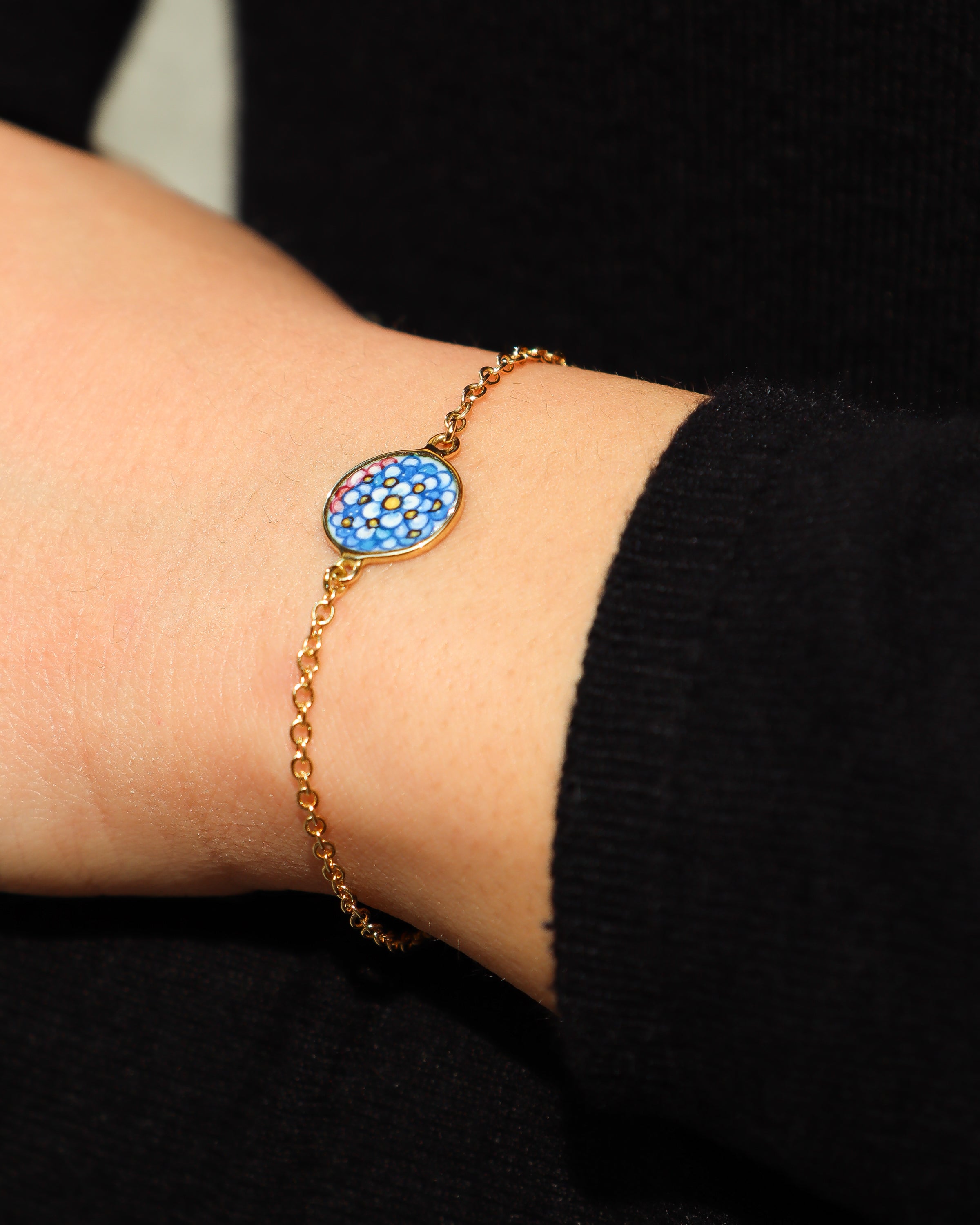 Bracciale in oro giallo 18 carati con fiore Non ti Scordar di Me dipinto a mano in smalto a fuoco