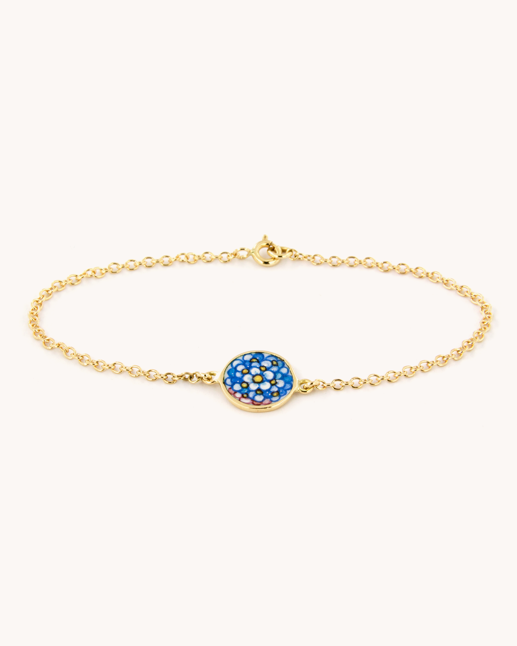 Bracciale in oro giallo 18 carati con fiore Non ti Scordar di Me dipinto a mano in smalto a fuoco