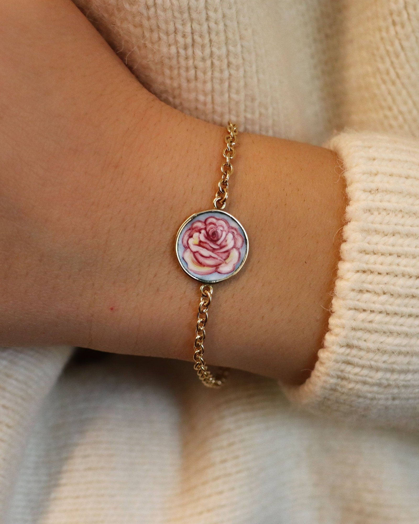 Bracciale in oro giallo 18 carati con rosa in smalto a fuoco dipinta a mano, Merù Gioielli