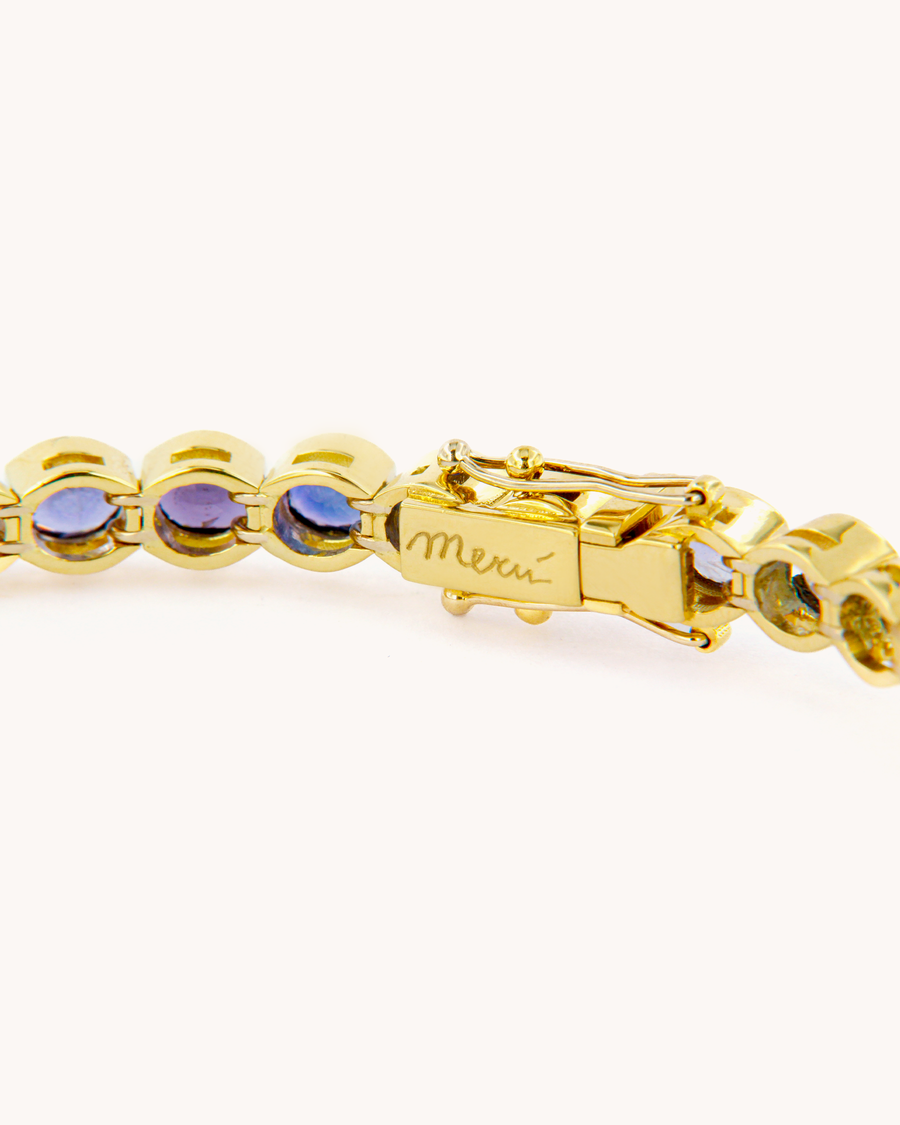 Bracciale tennis in oro giallo 18 carati, impreziosito da zaffiri naturali multicolore dal taglio ovale.