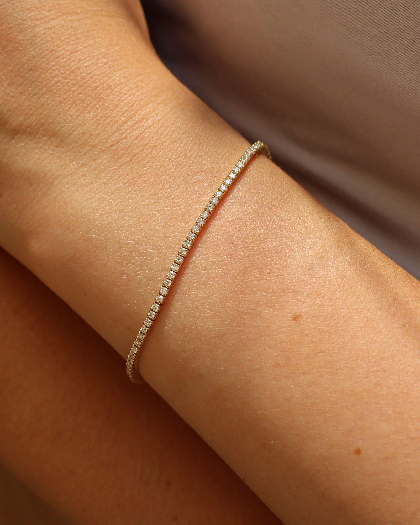 Bracciale tennis sottile in oro giallo 18 carati con diamanti bianchi firmato Merù Gioielli