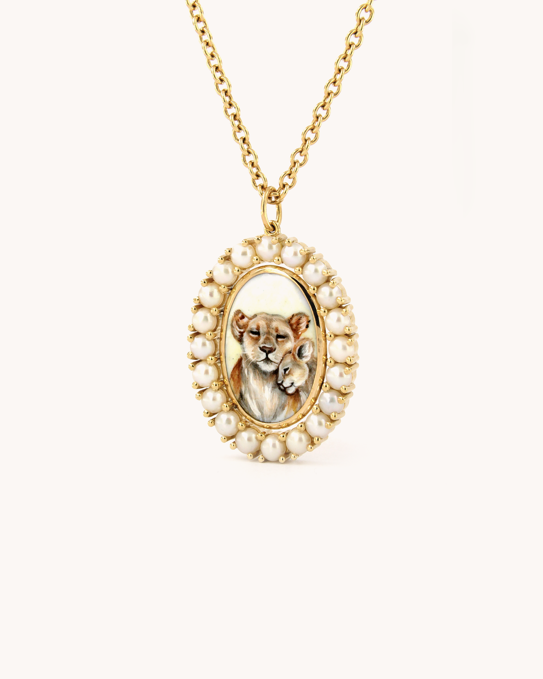 Ciondolo Abbraccio d’Amore in oro giallo 18K con leonessa e cucciolo dipinti a mano in smalto a fuoco e cornice di perle