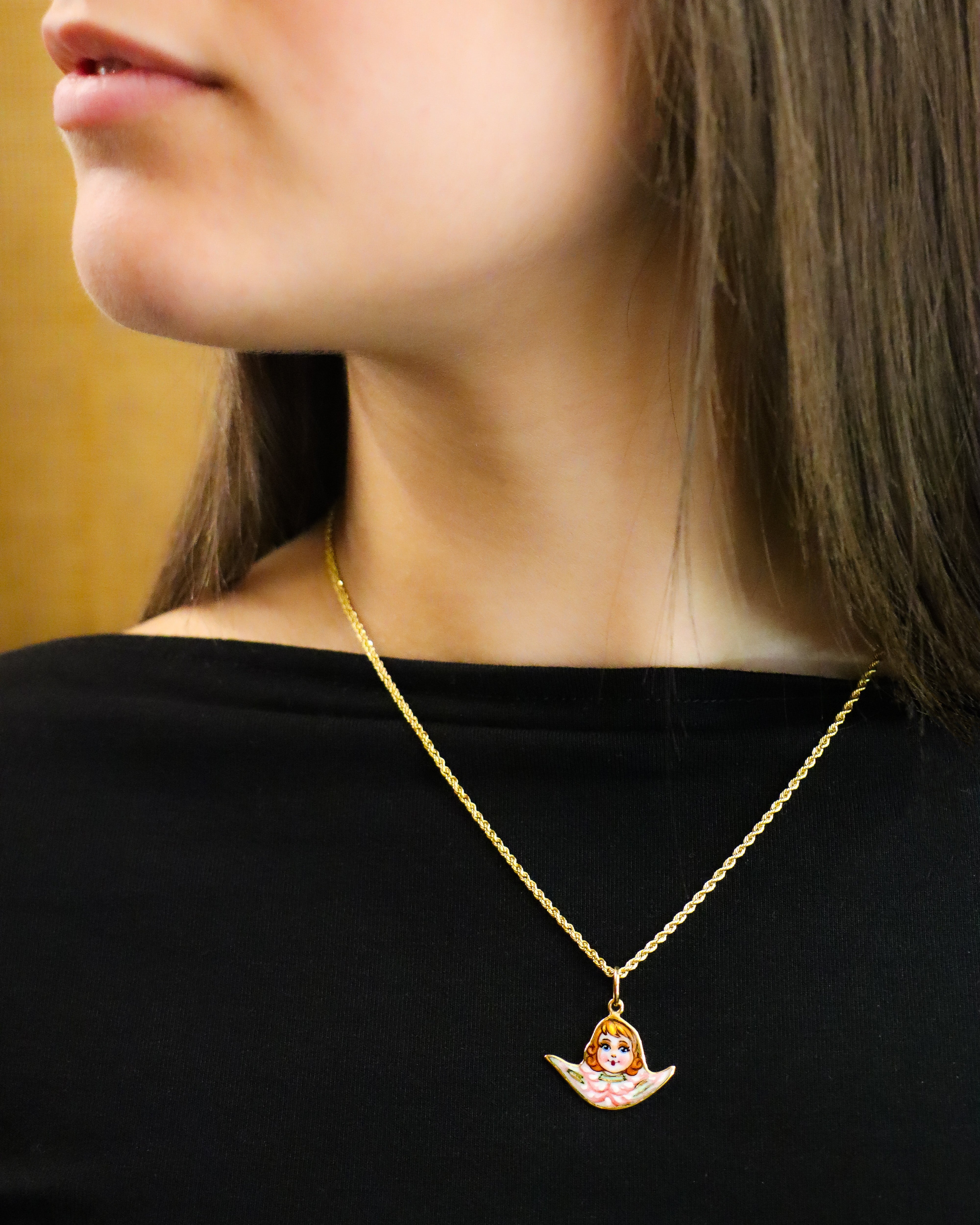 Ciondolo Angelo Sagomato in oro giallo 18K con angelo rosa in smalto dipinto a mano.