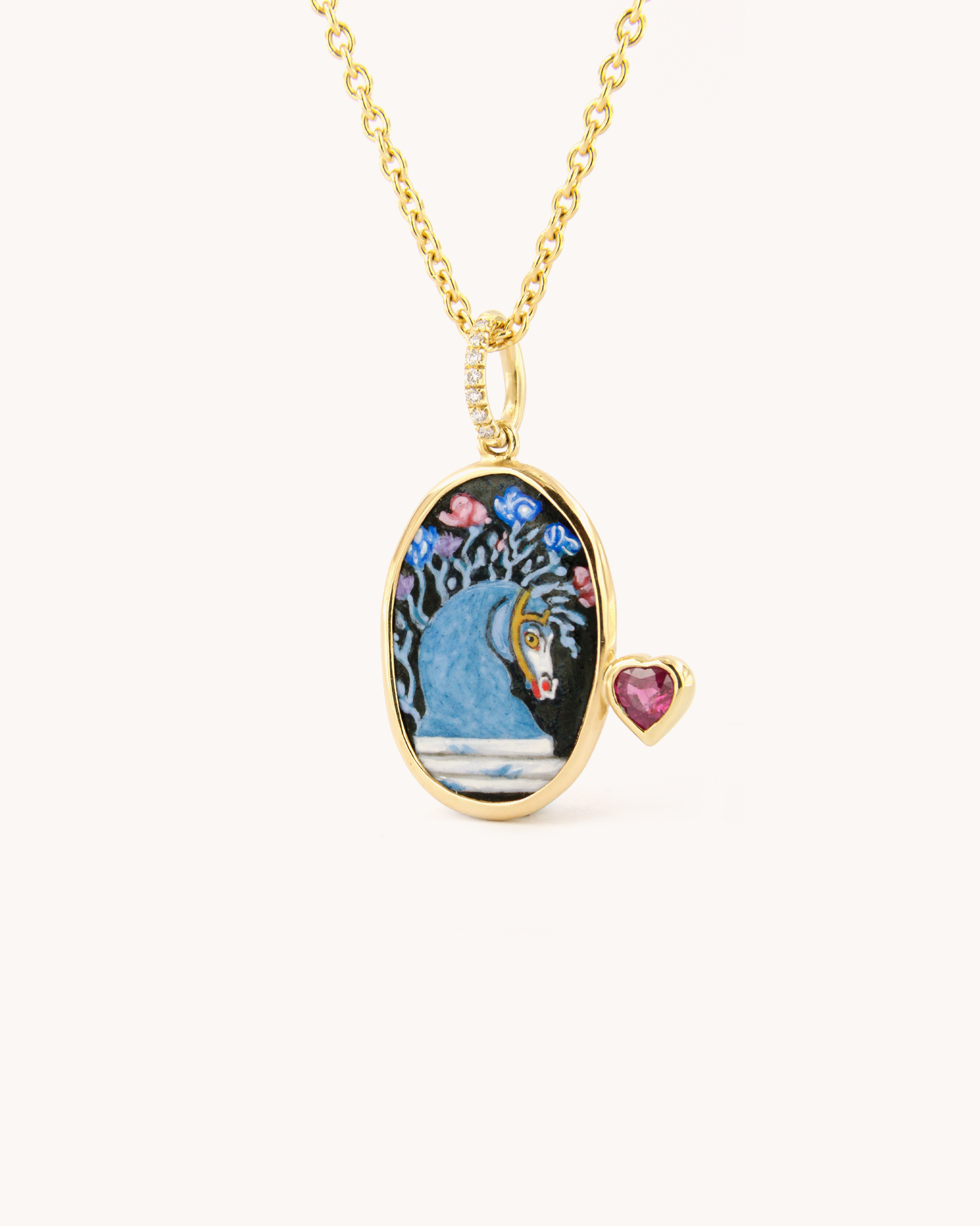 Ciondolo Cavallo Blu in oro giallo 18k con smalto a fuoco dipinto a mano, diamanti sull’anello e rubino a cuore
