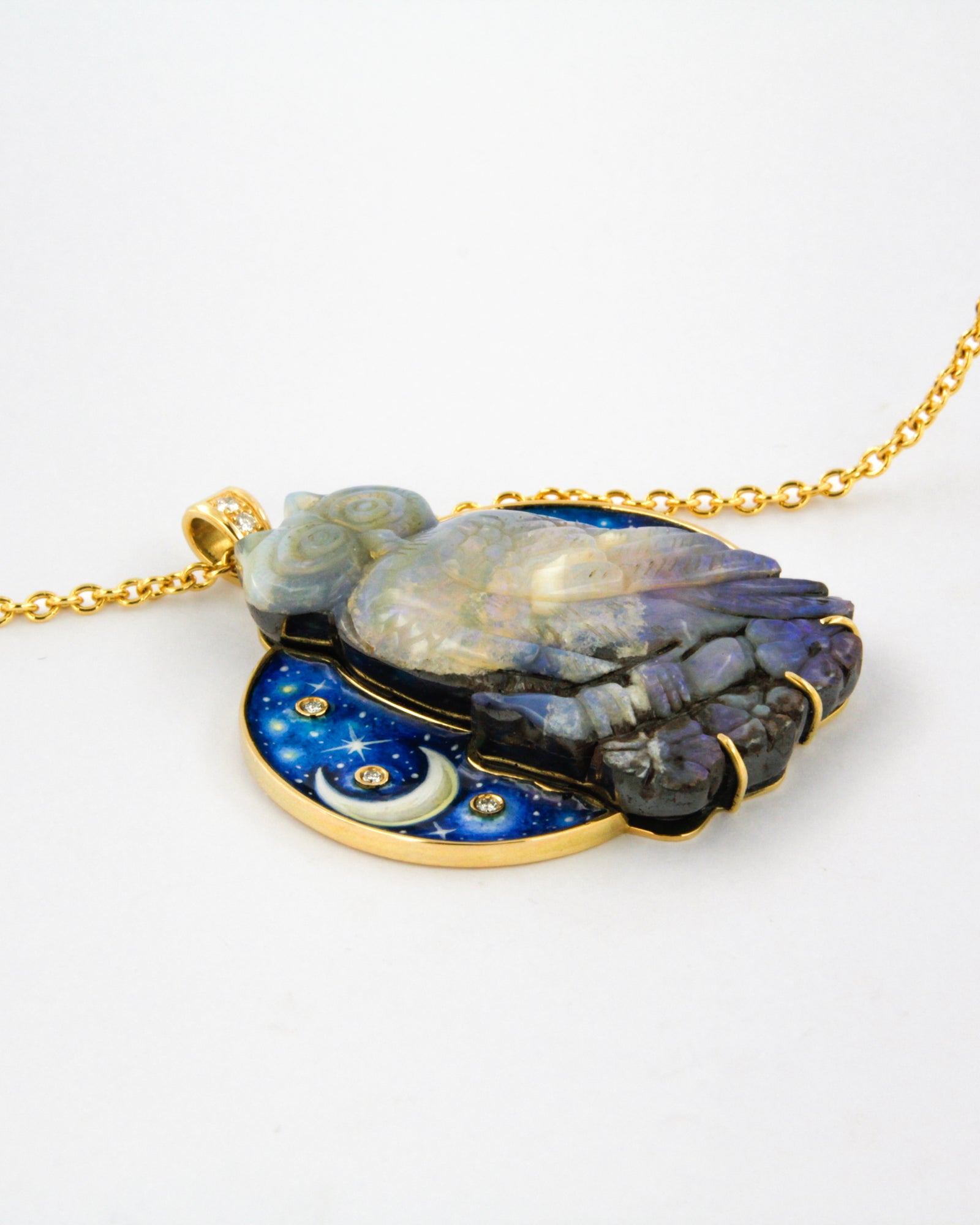 Ciondolo in oro giallo 18K con civetta in opale incastonata su cielo stellato in smalto a fuoco, impreziosito da diamanti bianchi.