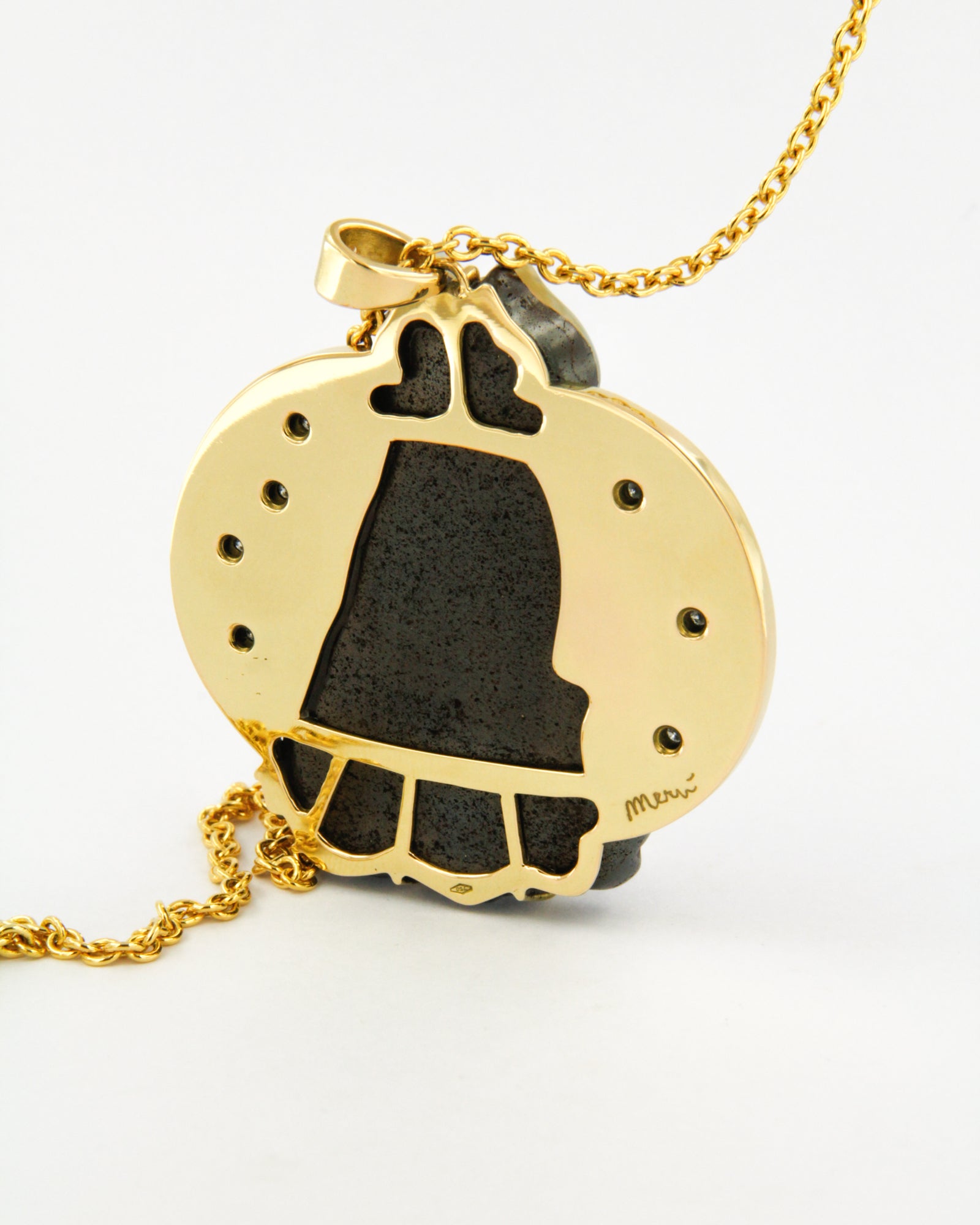 Ciondolo in oro giallo 18K con civetta in opale incastonata su cielo stellato in smalto a fuoco, impreziosito da diamanti bianchi.