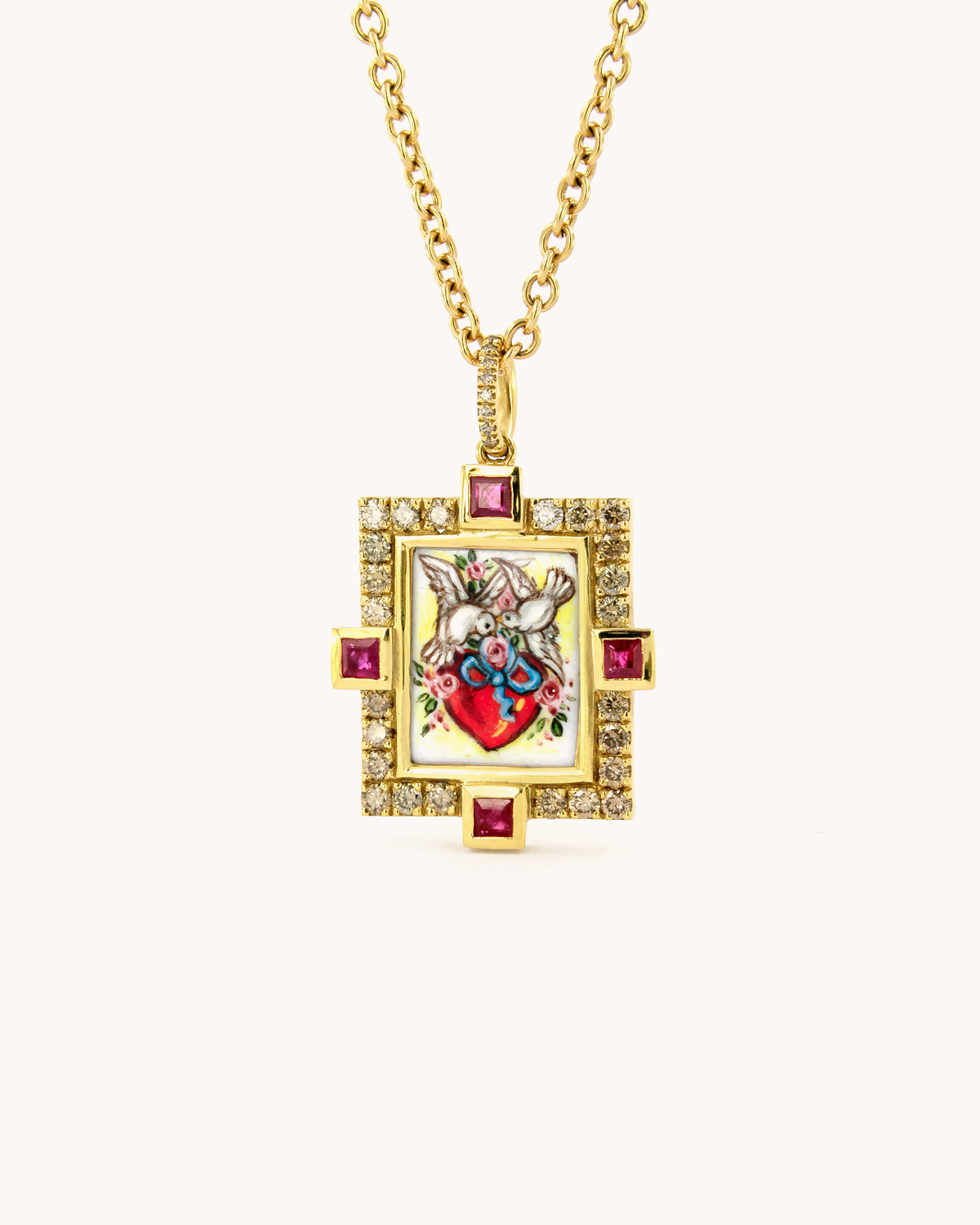 Ciondolo in oro giallo 18K con colombe e fiori su cuore in smalto a fuoco dipinto a mano, cornice con diamanti e rubini.