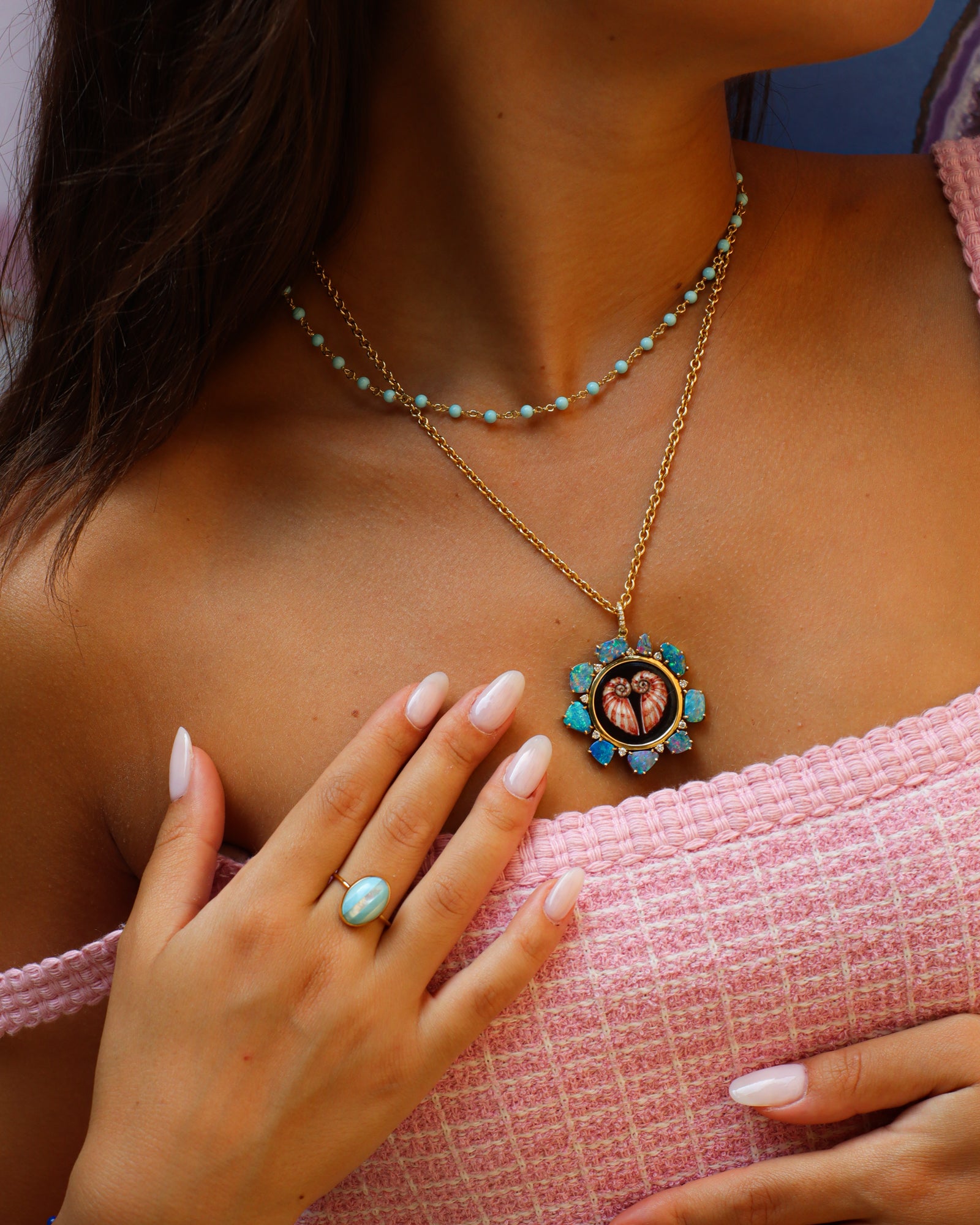 Ciondolo Conchiglie in oro giallo 18K con smalto a fuoco dipinto a mano, opali multicolore e diamanti bianchi – Merù Gioielli