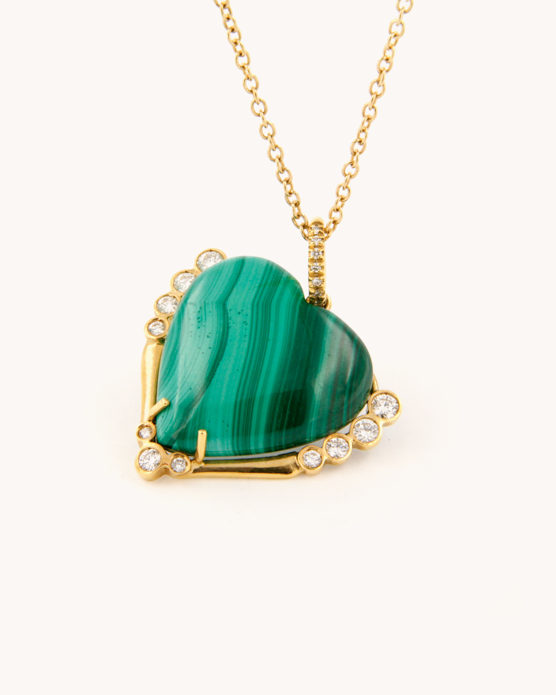 Ciondolo cuore in malachite naturale e diamanti in oro giallo 18K