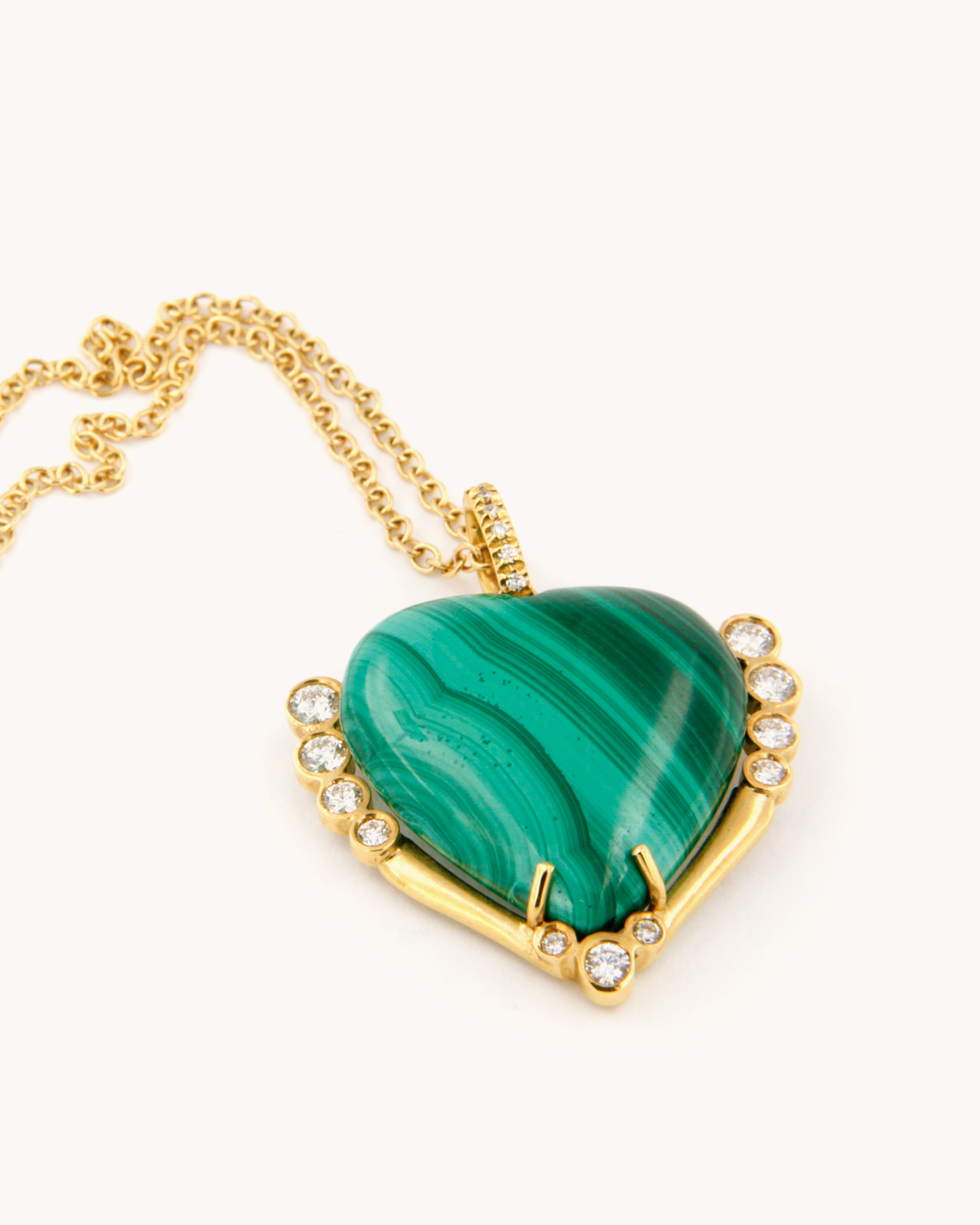 Ciondolo cuore in malachite naturale e diamanti in oro giallo 18K