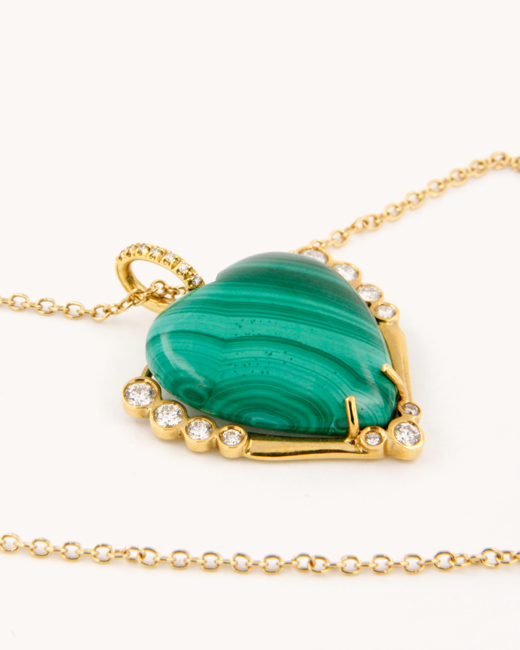 Ciondolo cuore in malachite naturale e diamanti in oro giallo 18K