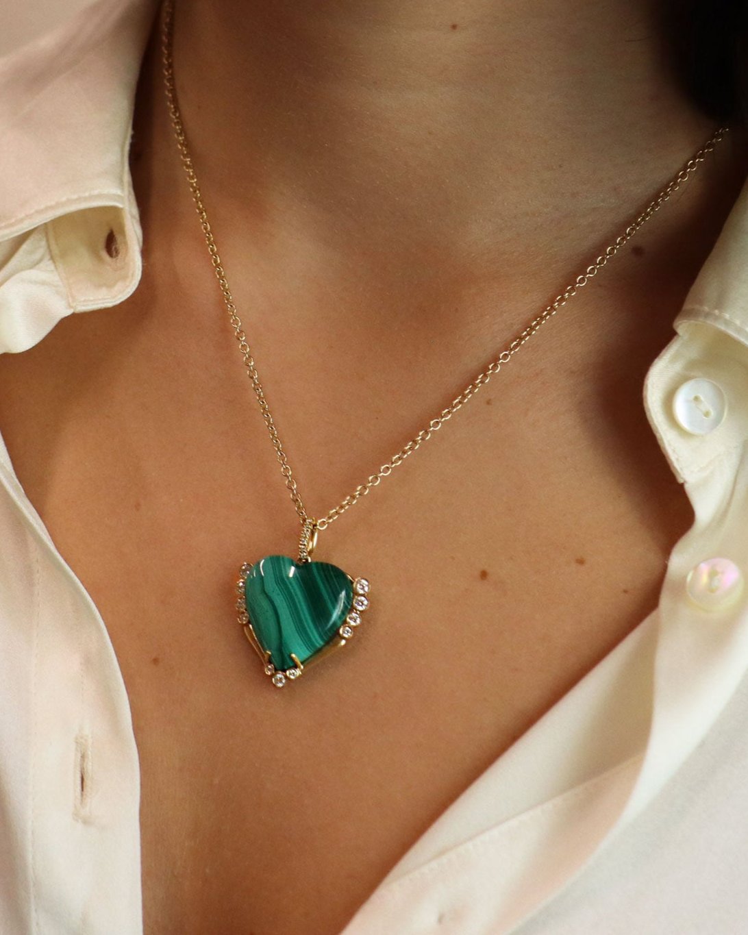 Ciondolo cuore in malachite naturale e diamanti in oro giallo 18K